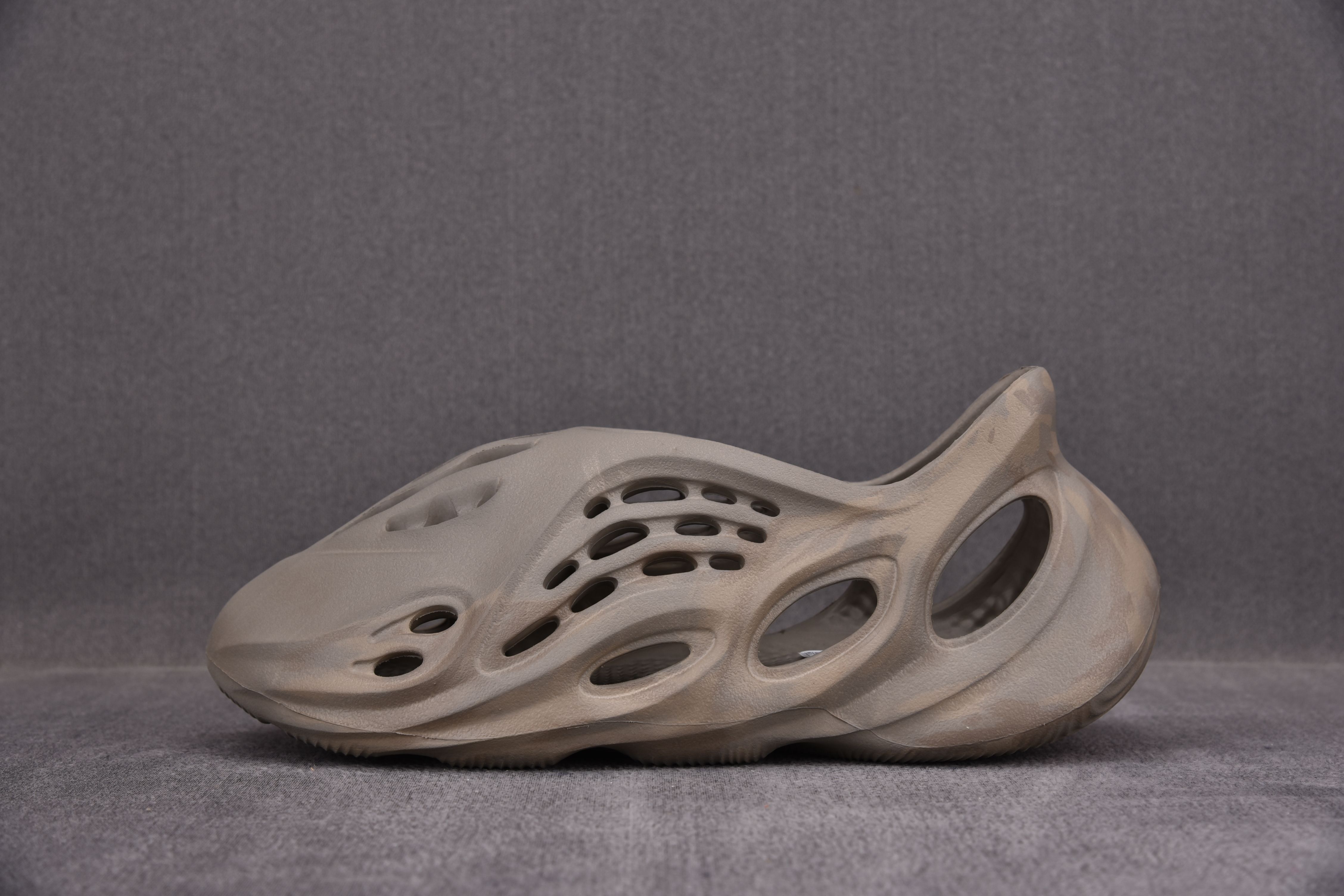 adidas Yeezy Foam RNNR Stone Sage (One Size Smaller!!)