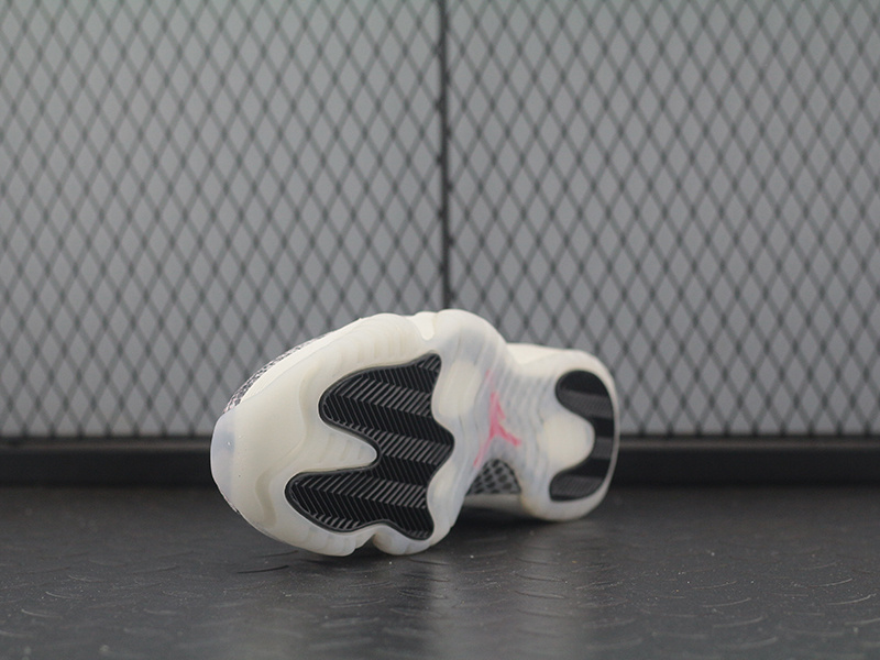 Air Jordan 11 Low SE Snakeskin Light Bone