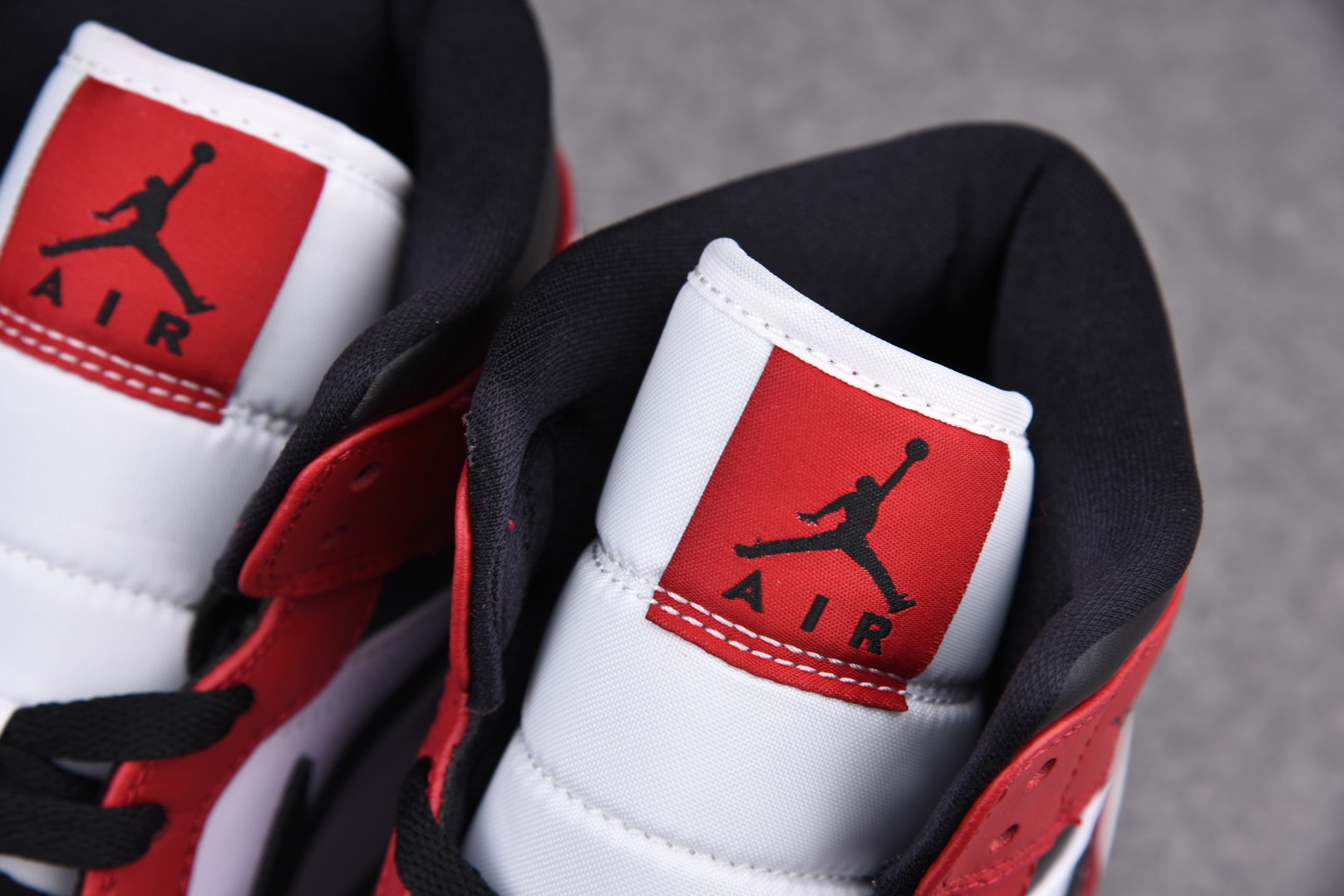 Jordan 1 Mid Chicago Toe