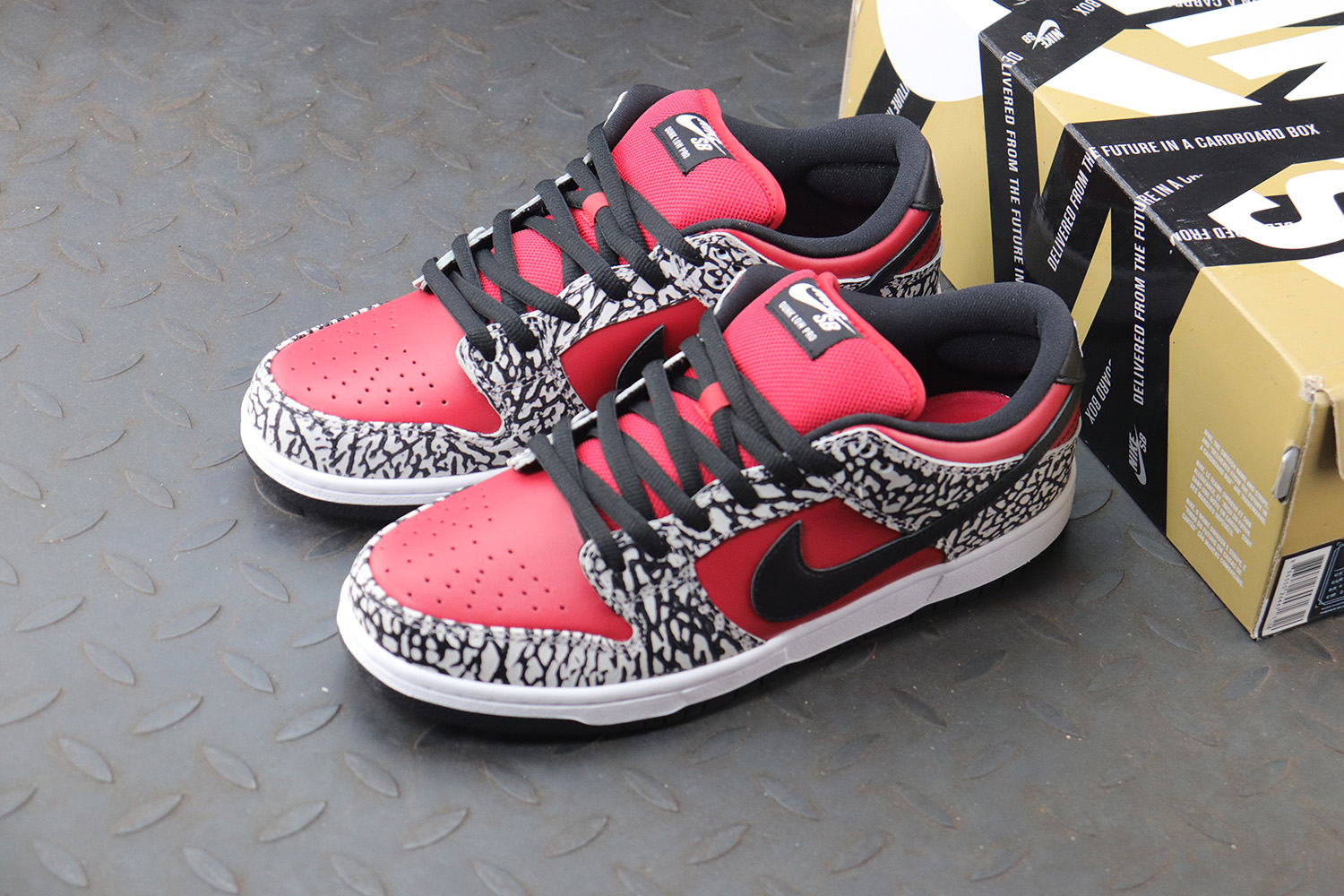 Nike Dunk SB Low Supreme Red Cement