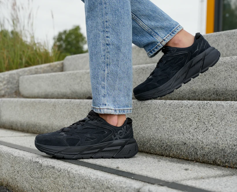 Hoka U CLIFTON L SUEDE Black / Black (HOKA er litt liten – ta en størrelse opp.)