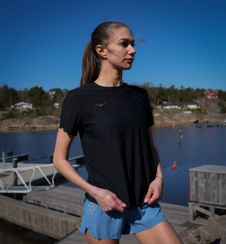 Hoka W AIROLITE RUN SHORT SLEEVE Black (HOKA er litt liten – ta en størrelse opp.)