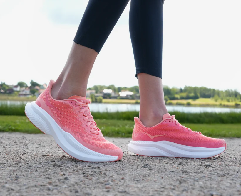 Hoka W MACH 6 LA Guava / White (HOKA er litt liten – ta en størrelse opp.)