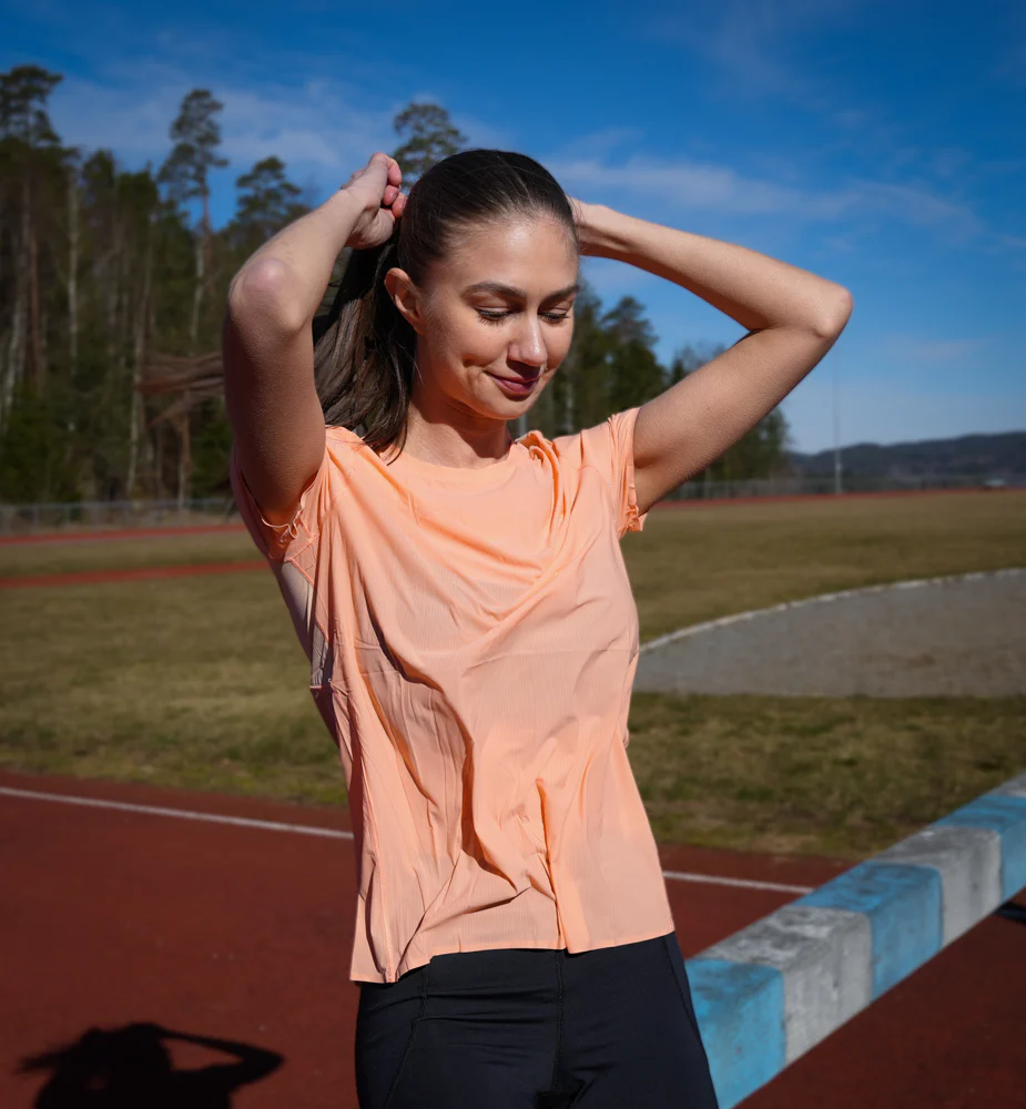 Hoka W AIROLITE RUN SHORT SLEEVE Papaya (HOKA er litt liten – ta en størrelse opp.)