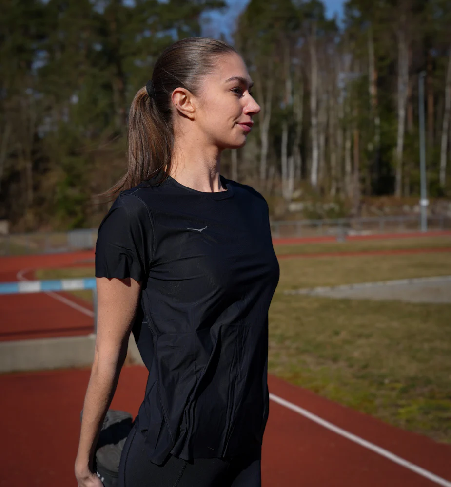 Hoka W AIROLITE RUN SHORT SLEEVE Black (HOKA er litt liten – ta en størrelse opp.)