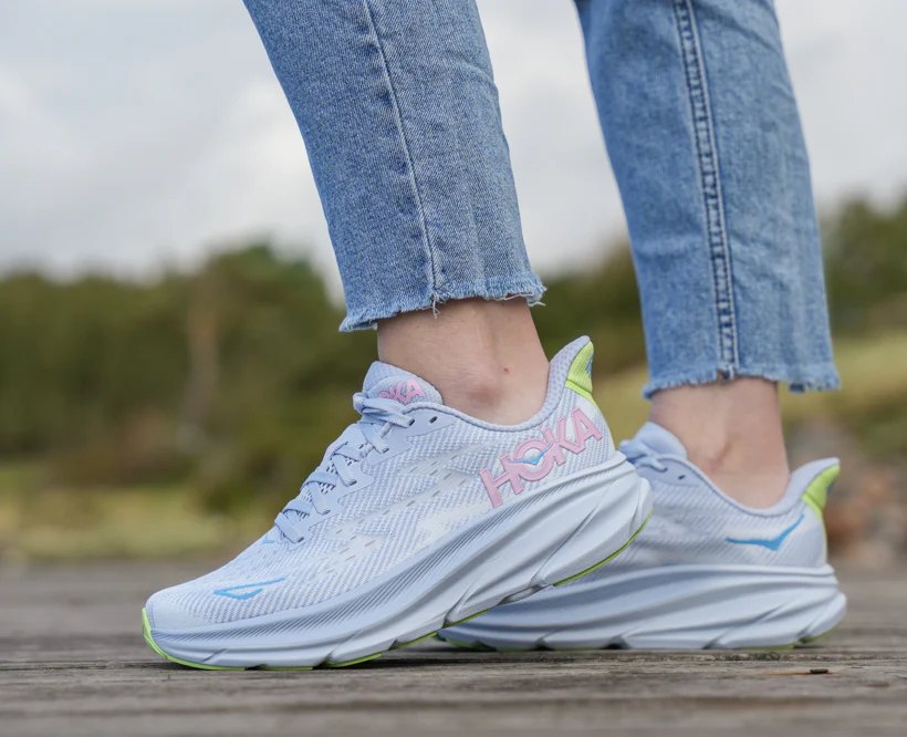 Hoka W CLIFTON 9 Gull / Sea Ice (HOKA er litt liten – ta en størrelse opp.)