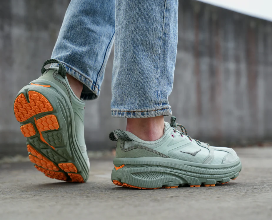 BONDI 8 SHELL CORAL / PEACH PARFAIT (HOKA er litt liten – ta en størrelse opp.)