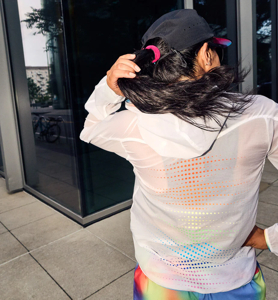 Hoka W Skyflow Jacket White / Multi (HOKA er litt liten – ta en størrelse opp.)