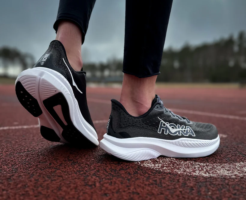 Hoka W MACH 6 WIDE Black / White (HOKA er litt liten – ta en størrelse opp.)