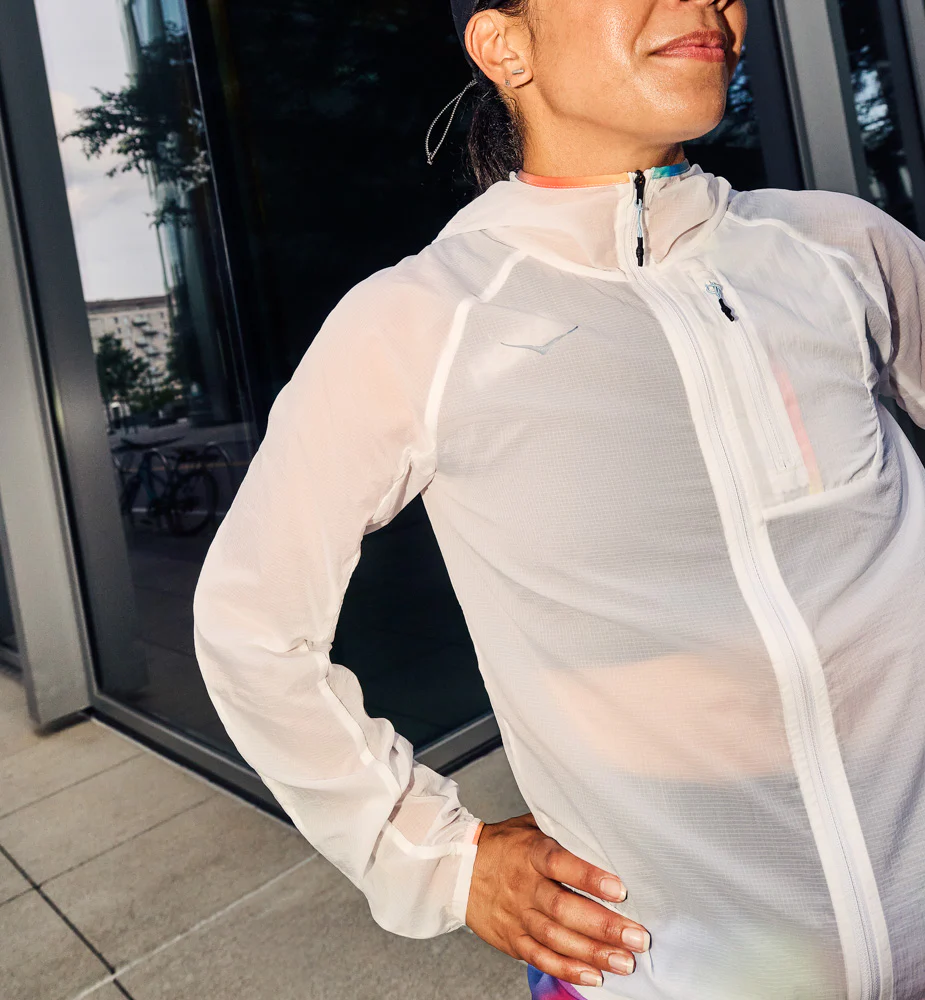 Hoka W Skyflow Jacket White / Multi (HOKA er litt liten – ta en størrelse opp.)