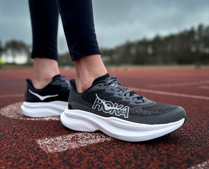 Hoka W MACH 6 Black / White (HOKA er litt liten – ta en størrelse opp.)