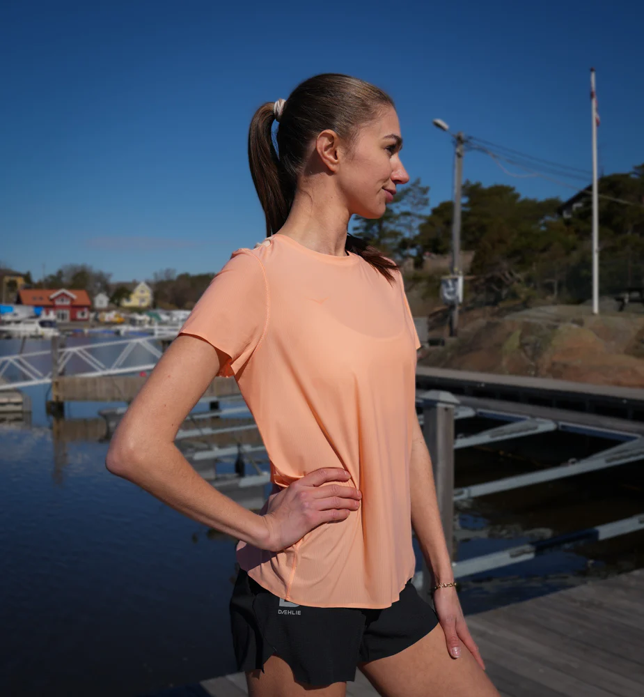 Hoka W AIROLITE RUN SHORT SLEEVE Papaya (HOKA er litt liten – ta en størrelse opp.)