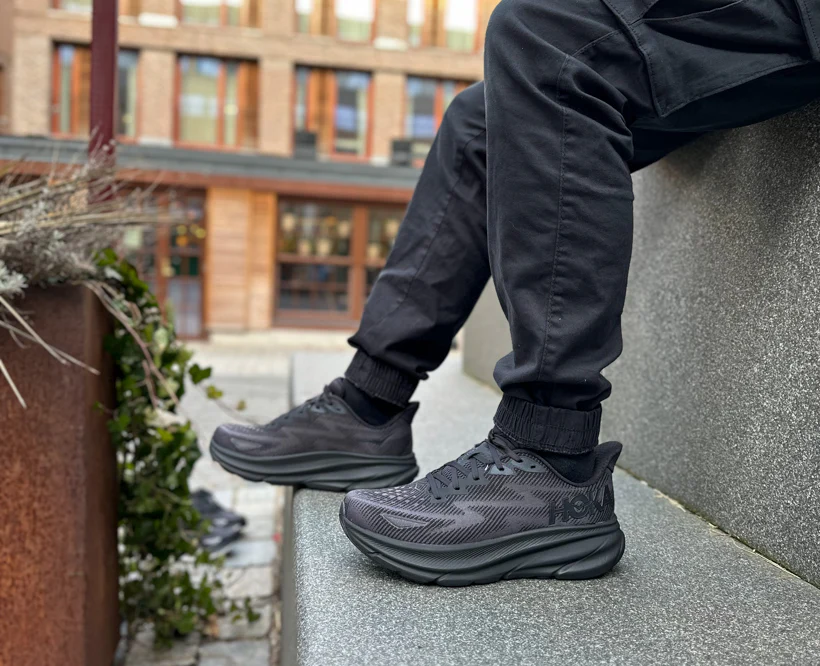Hoka M CLIFTON 9 WIDE Black / Black (HOKA er litt liten – ta en størrelse opp.)