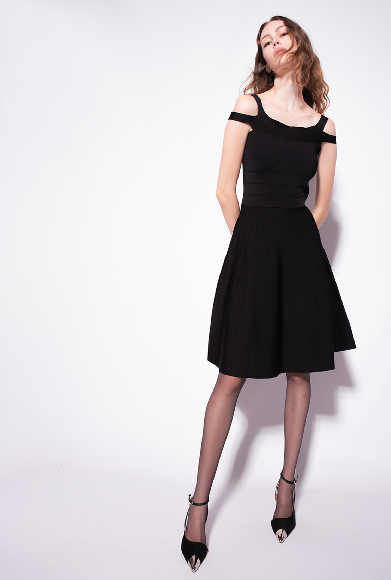 Knit dress with band pattern