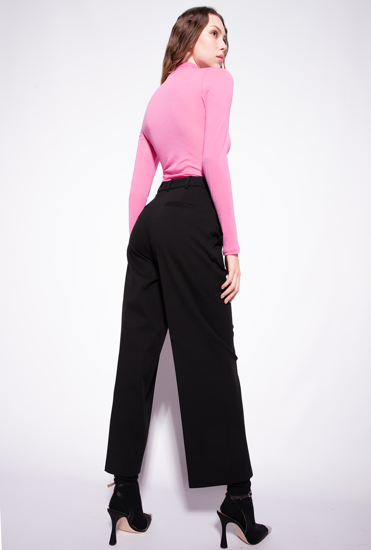 Loose-fitting stretch trousers
