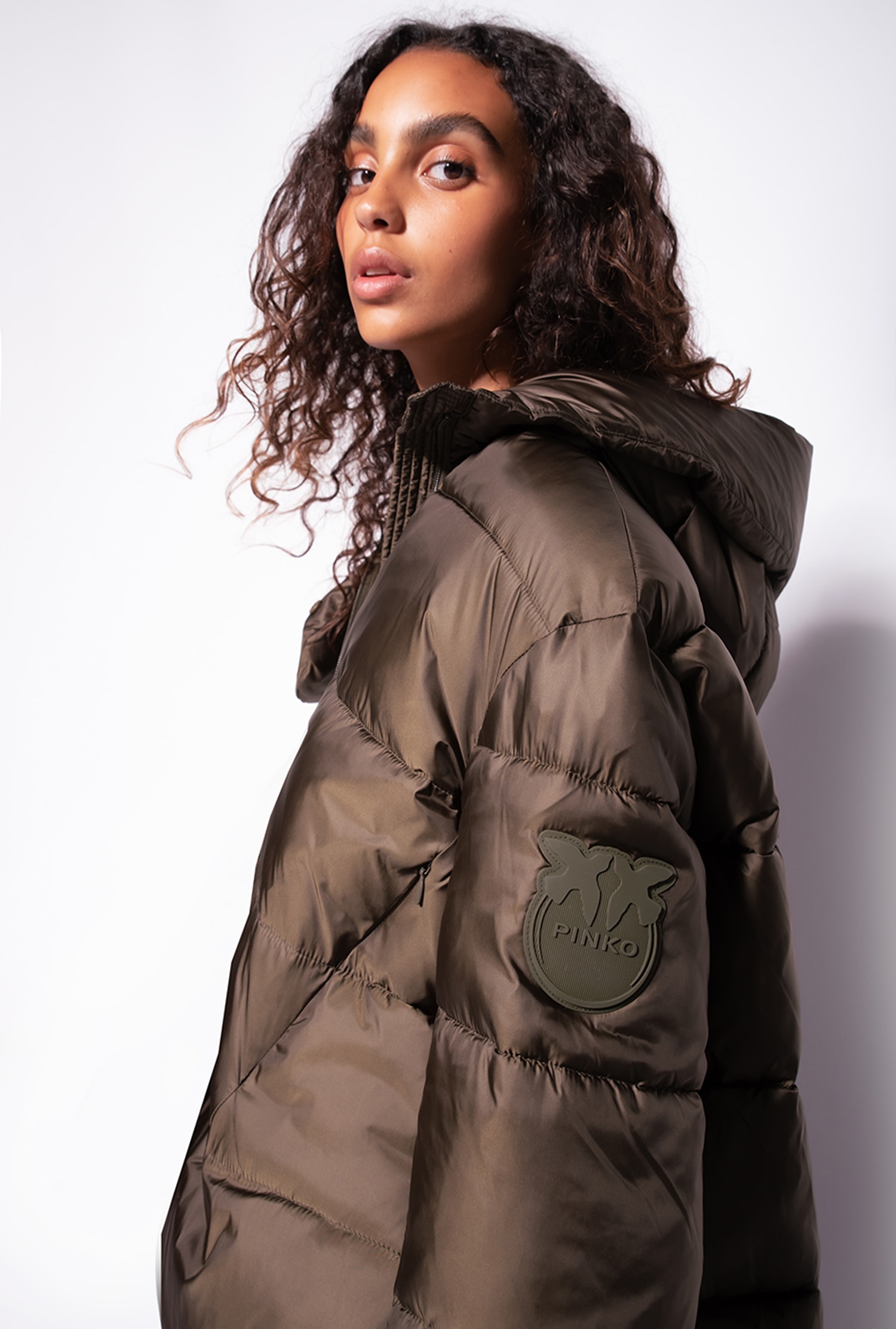 Semi-glossy down jacket with hood