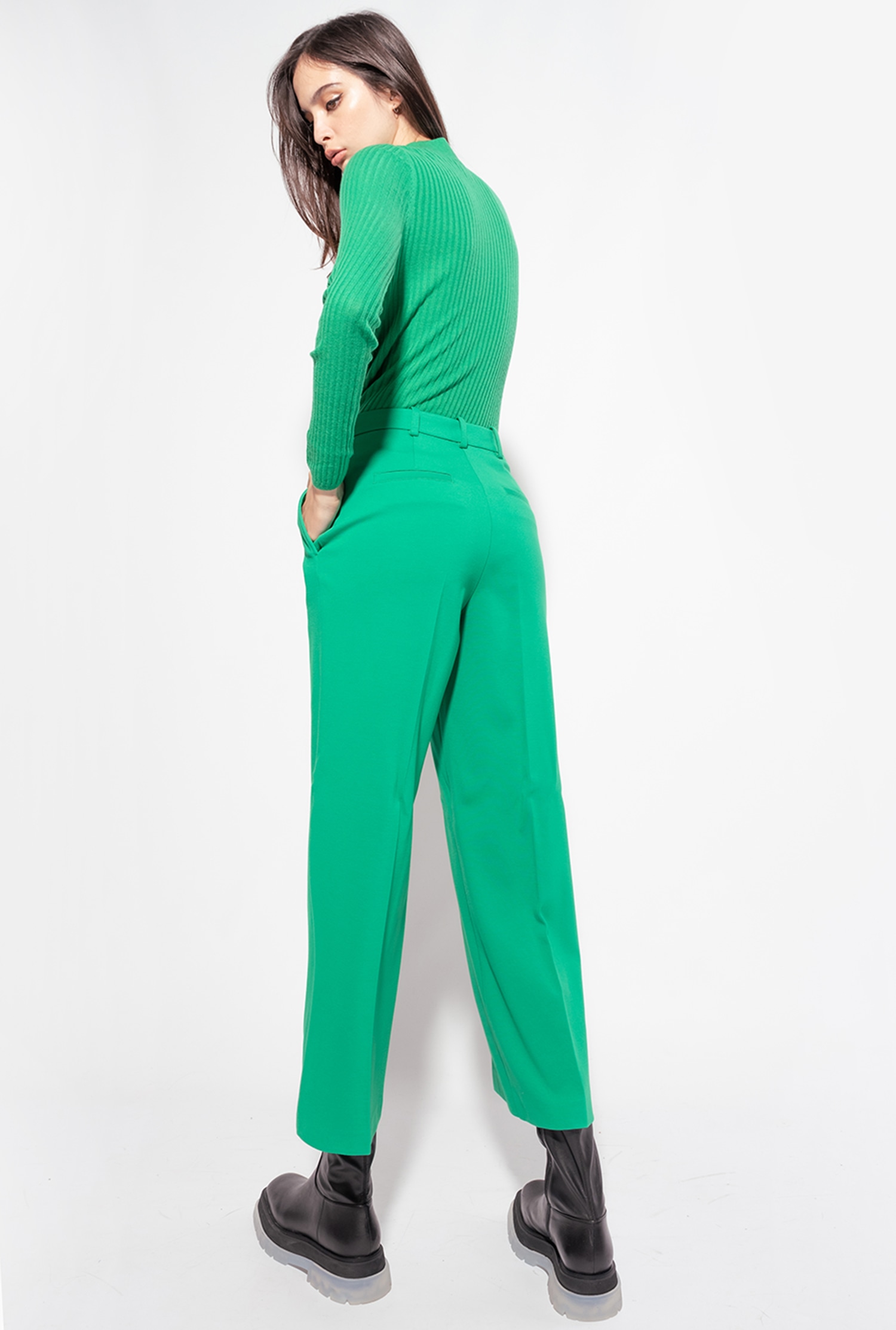 Loose-fitting stretch trousers