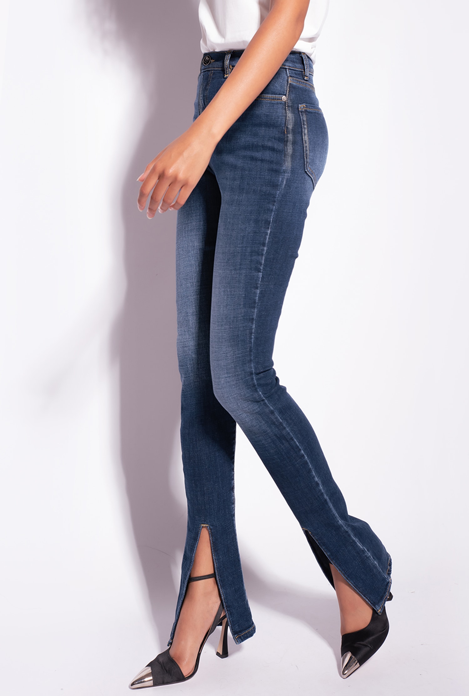 Skinny jeans with slit
