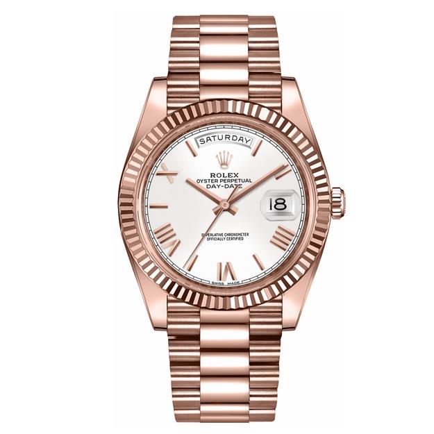 Rolex Day-Date 40 herenhorloge met witte wijzerplaat en gekartelde (fluted) lunette, 40 mm