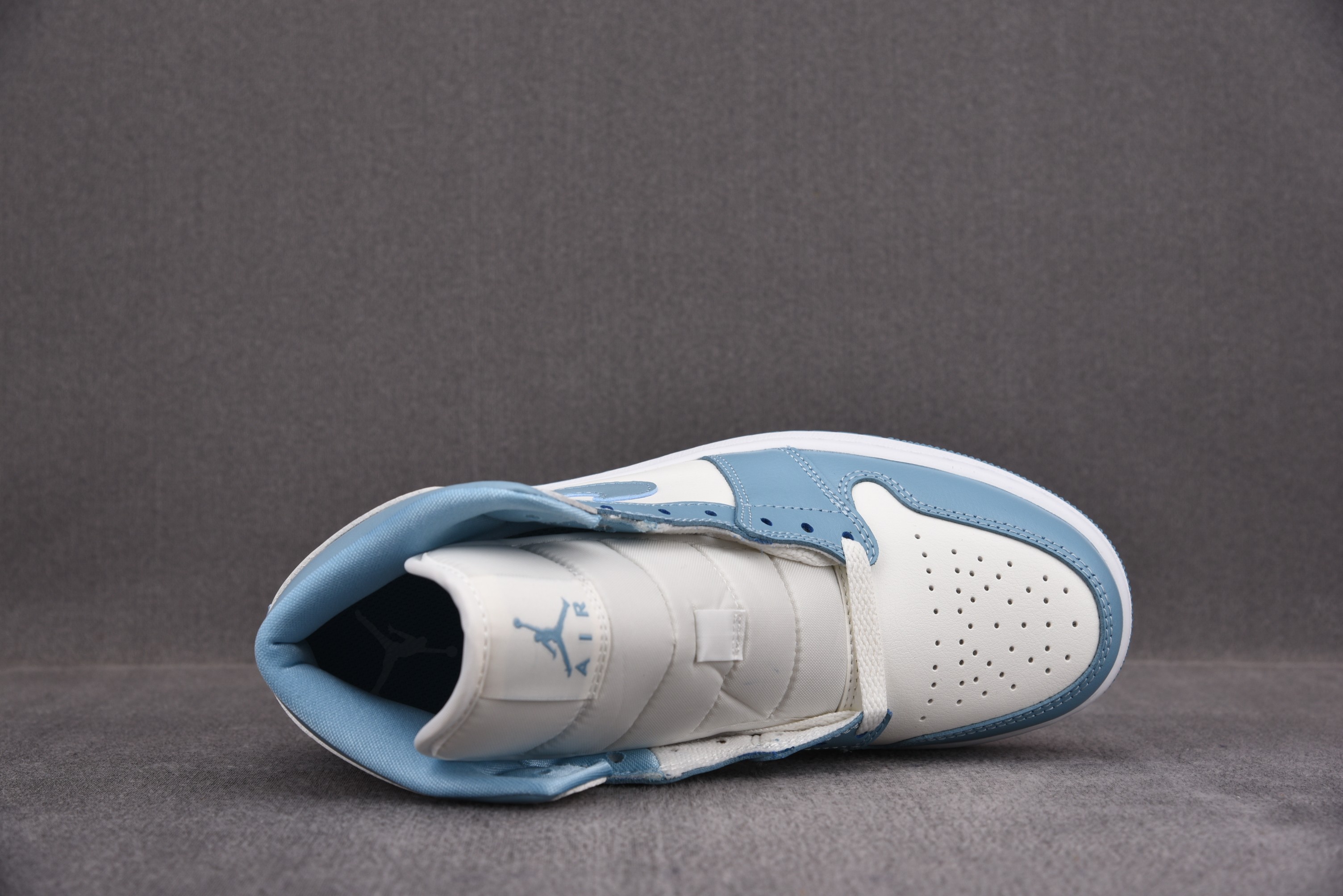 Jordan 1 Mid UNC (Women Size!!)