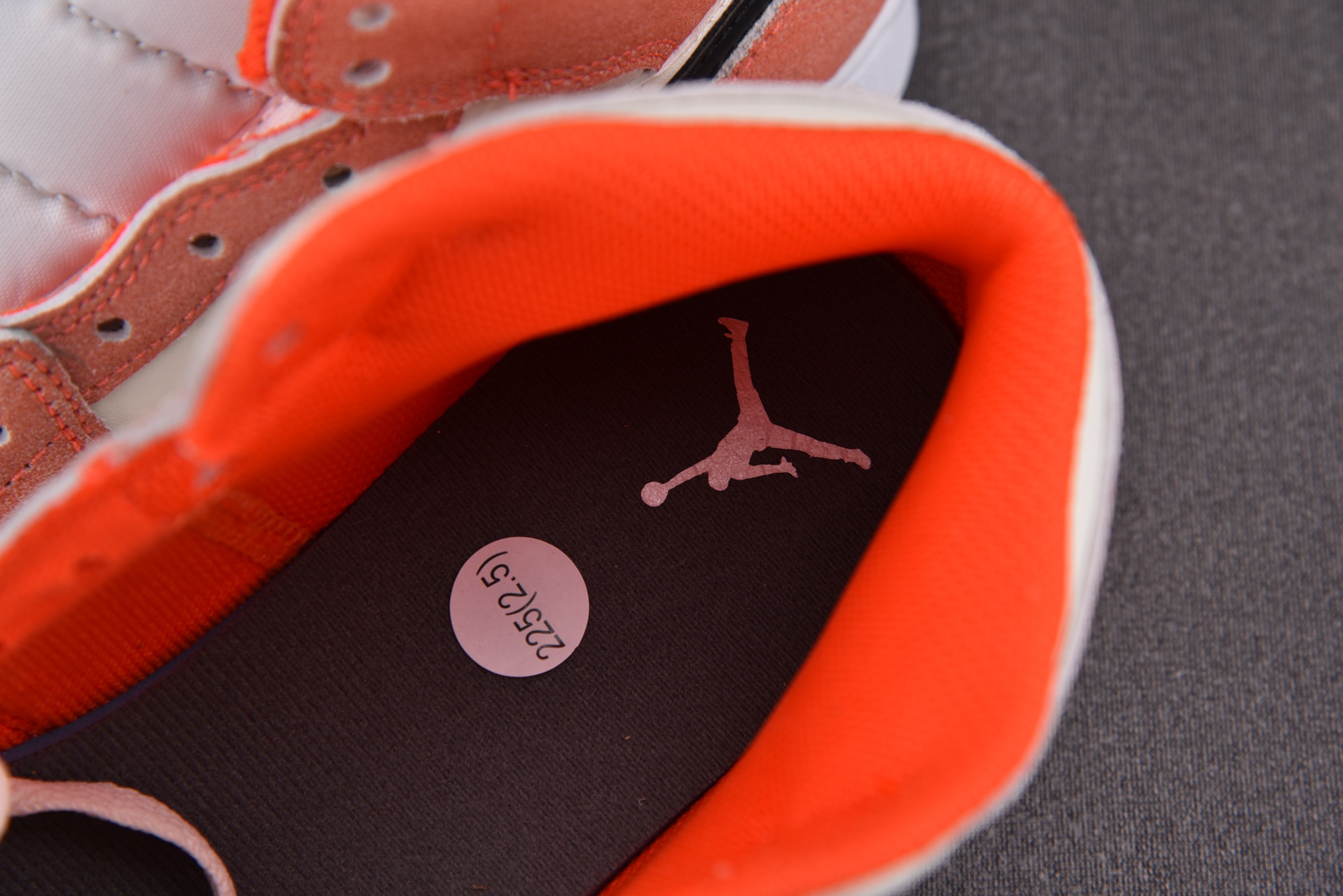 Jordan 1 Mid SE Orange Suede (GS)