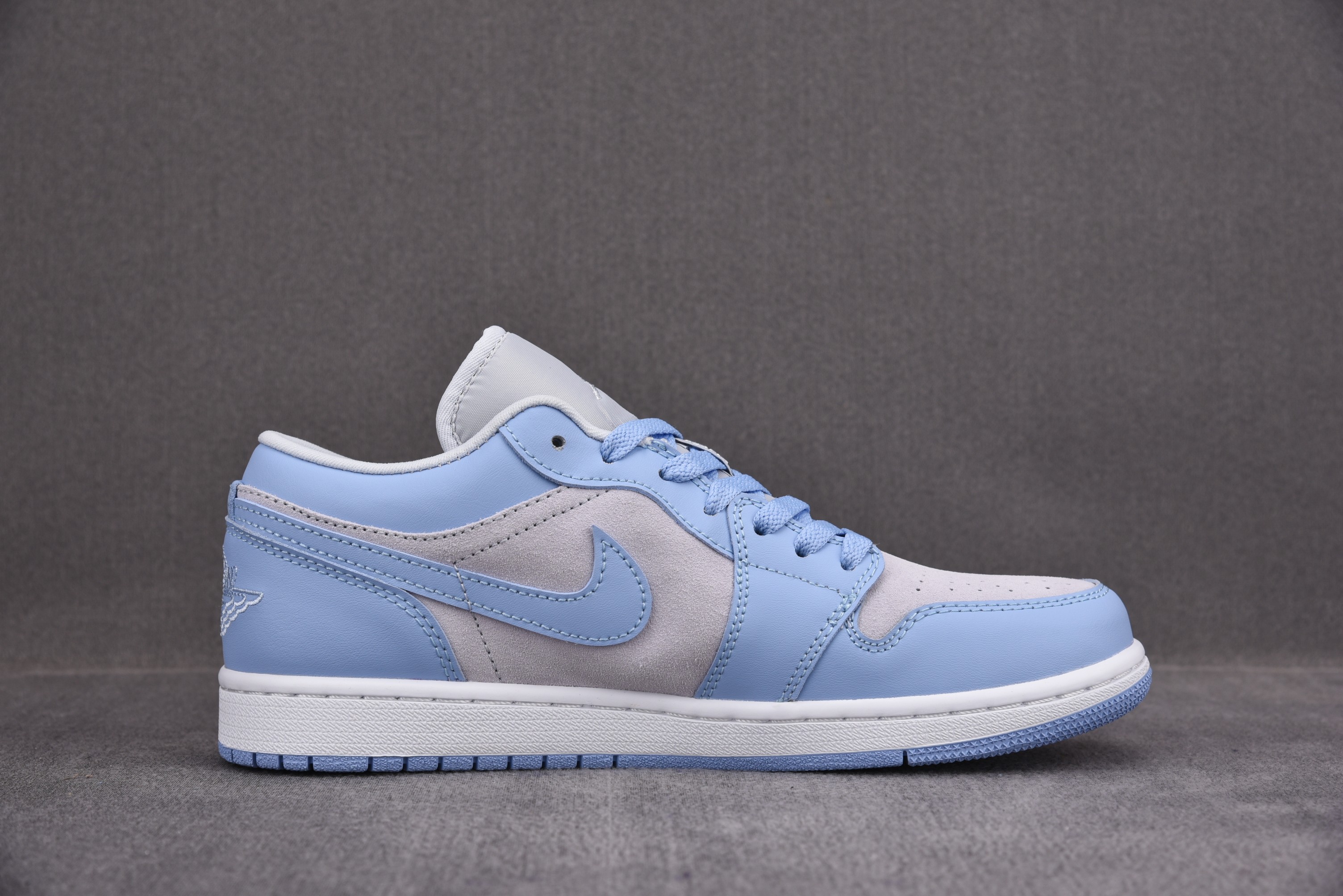 Jordan 1 Low University Blue (Women Size!!)
