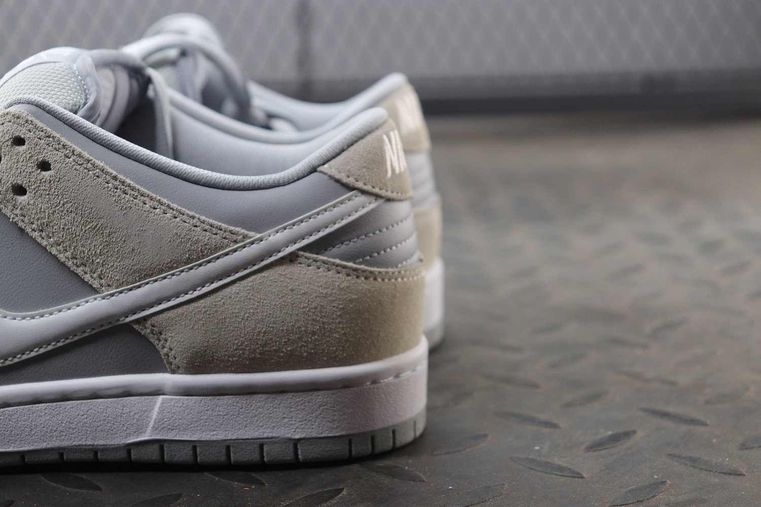 Nike SB Dunk Low Summit White Wolf Grey