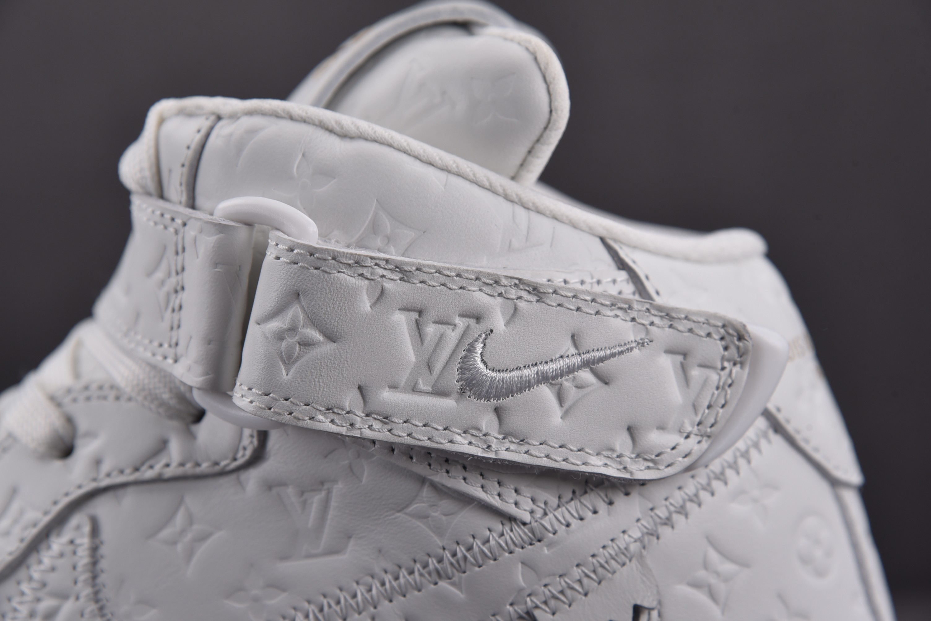 Nike Air Force 1 High Louis Vuitton   Monogram Triple White (Be careful about the size!!)