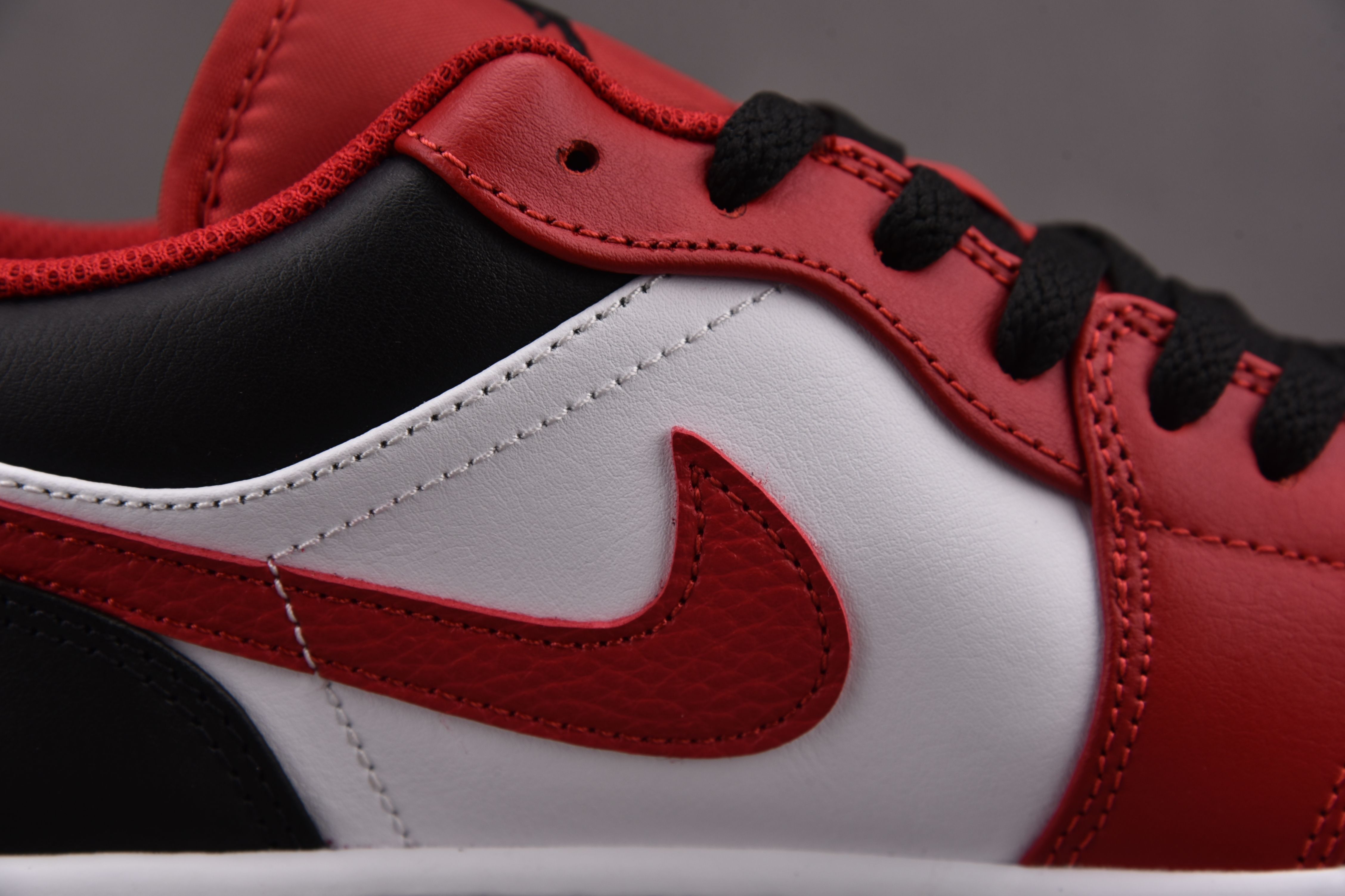 Jordan 1 Low Bulls