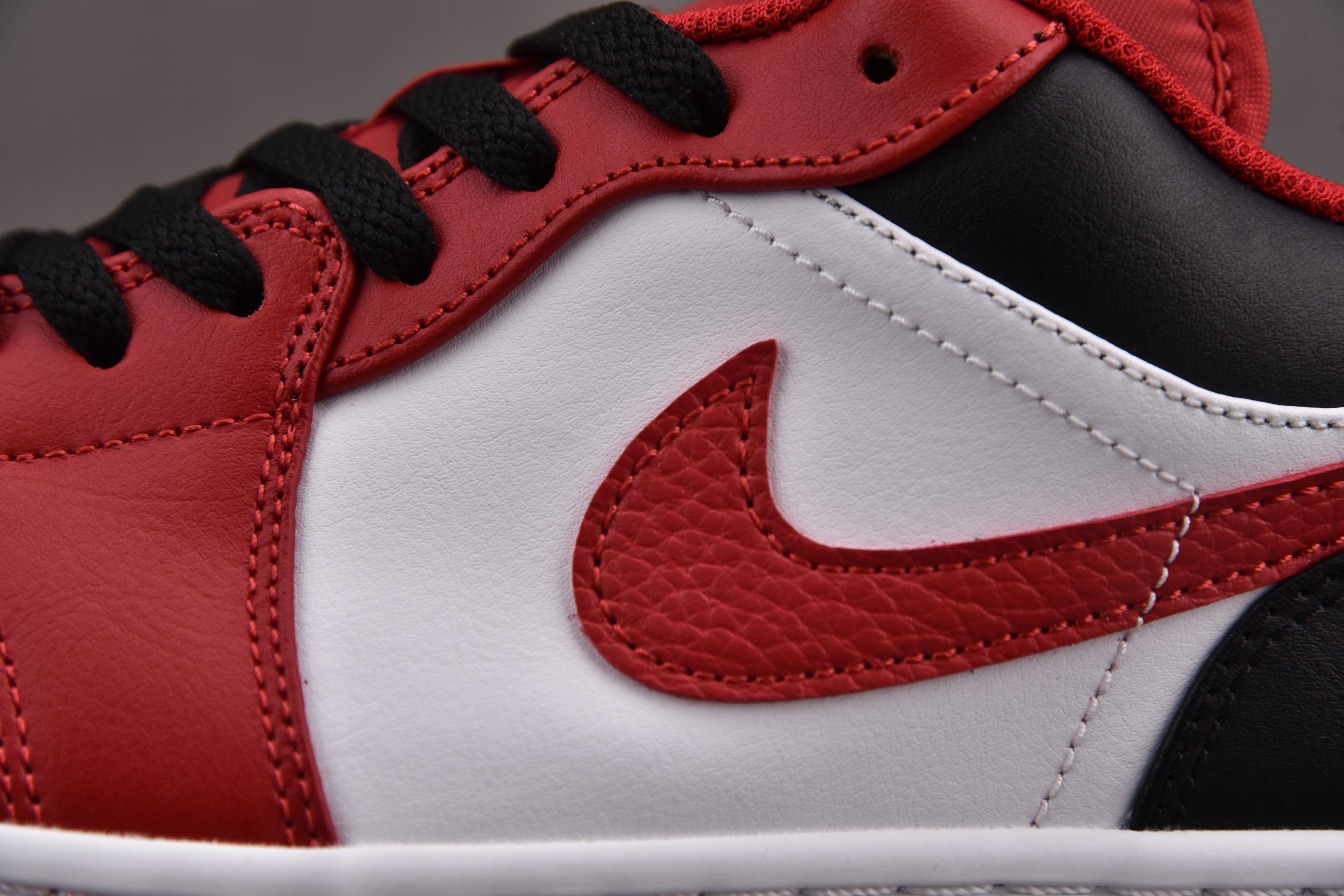 Jordan 1 Low Bulls