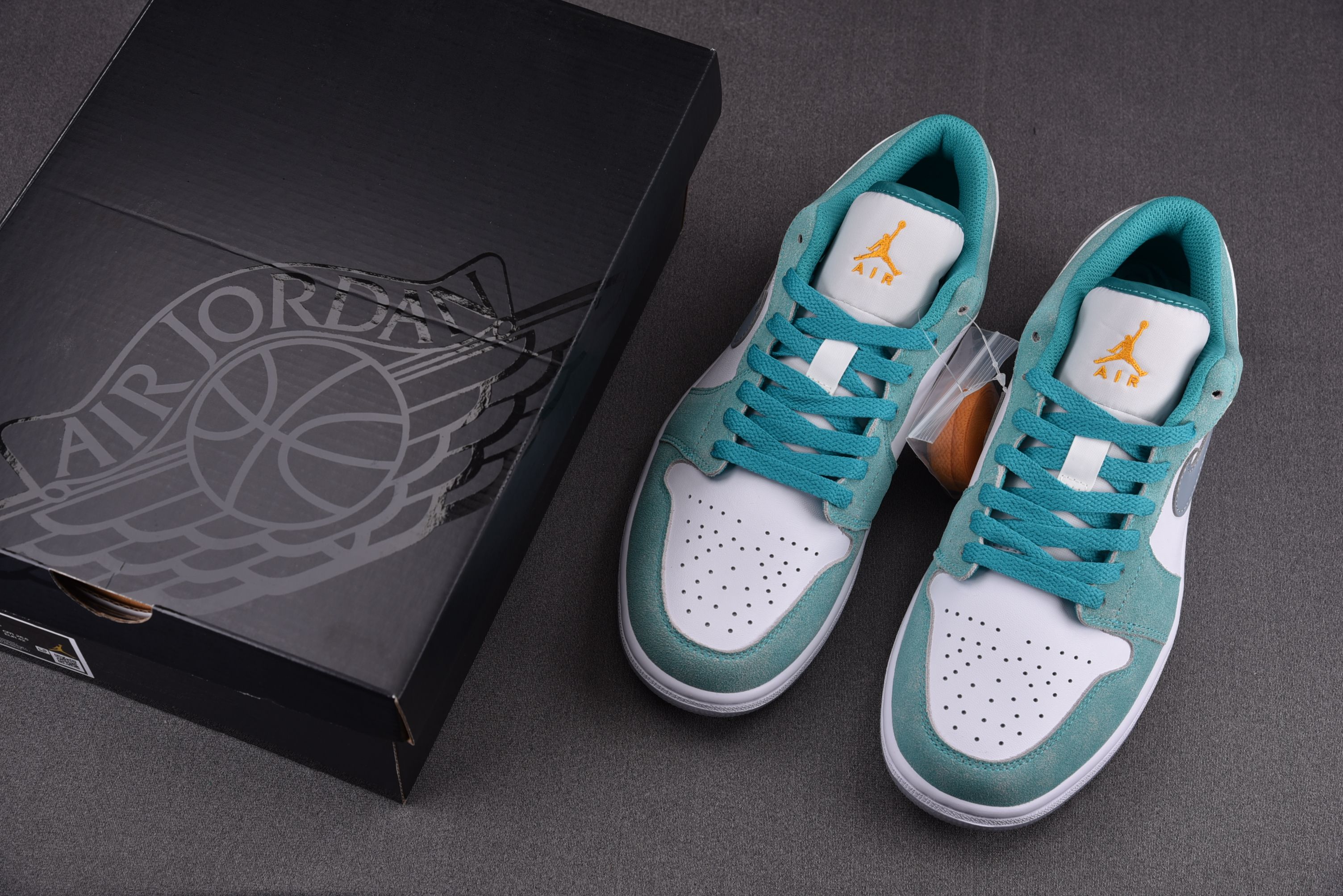 Jordan 1 Low SE New Emerald