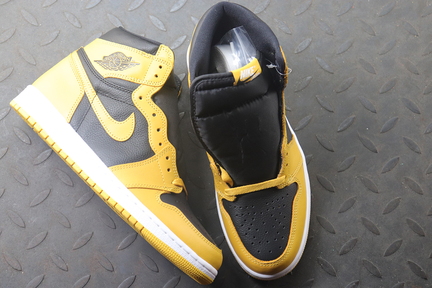 Jordan 1 Retro High OG Pollen