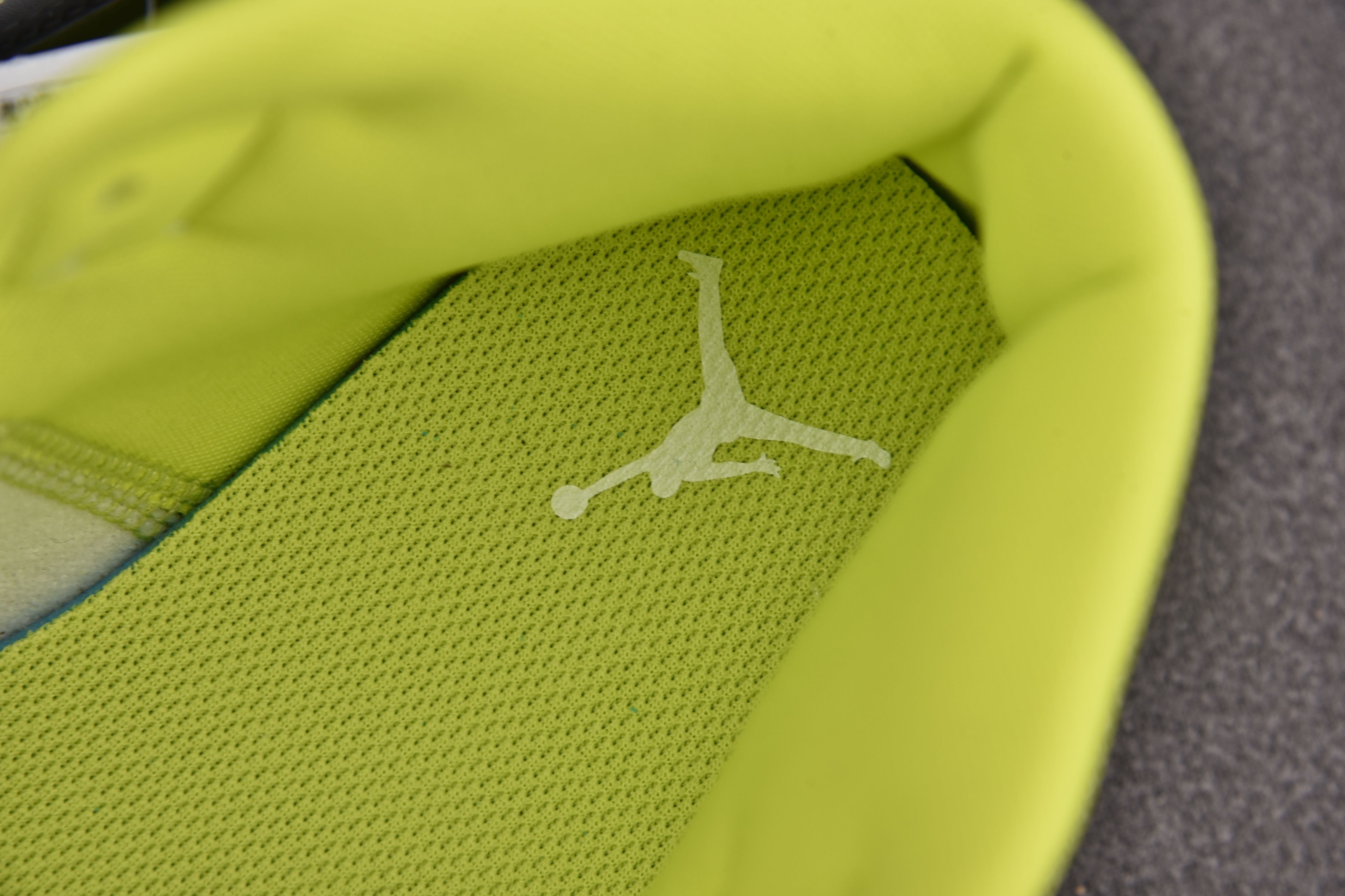 Jordan 1 Mid White Lime (Women Size!!)