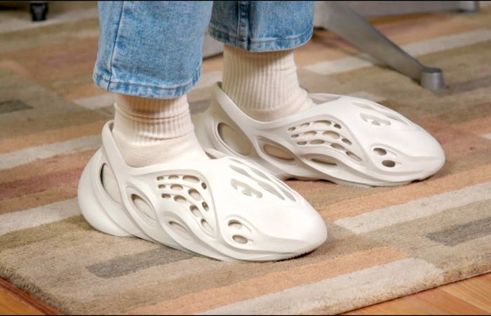 adidas Yeezy Foam RNNR Sand (One Size Smaller!!)
