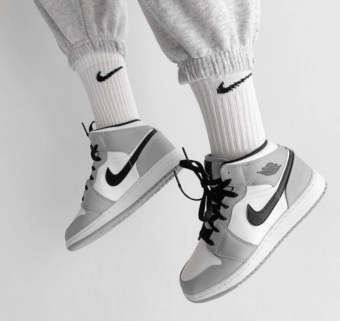 Jordan 1 Mid Light Smoke Grey