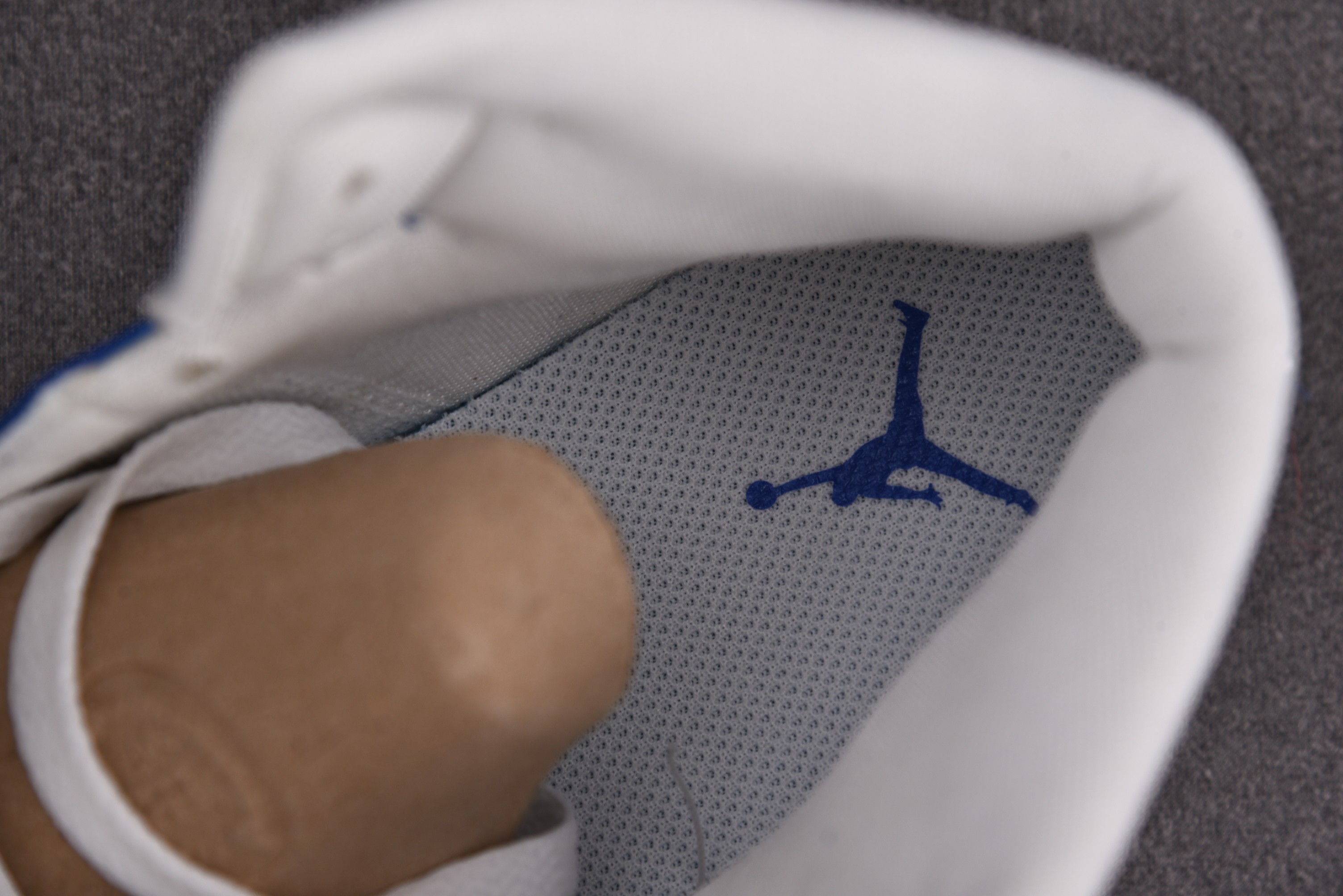 Jordan 1 Mid Kentucky Blue (Women Size!!)