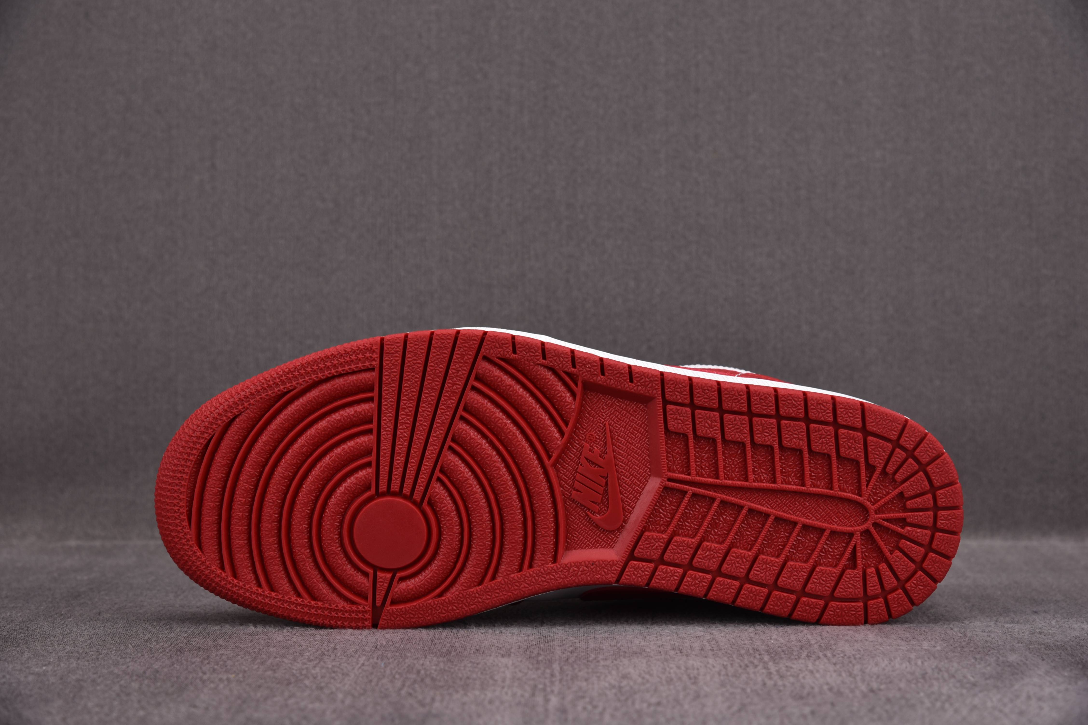 Jordan 1 Low Bulls