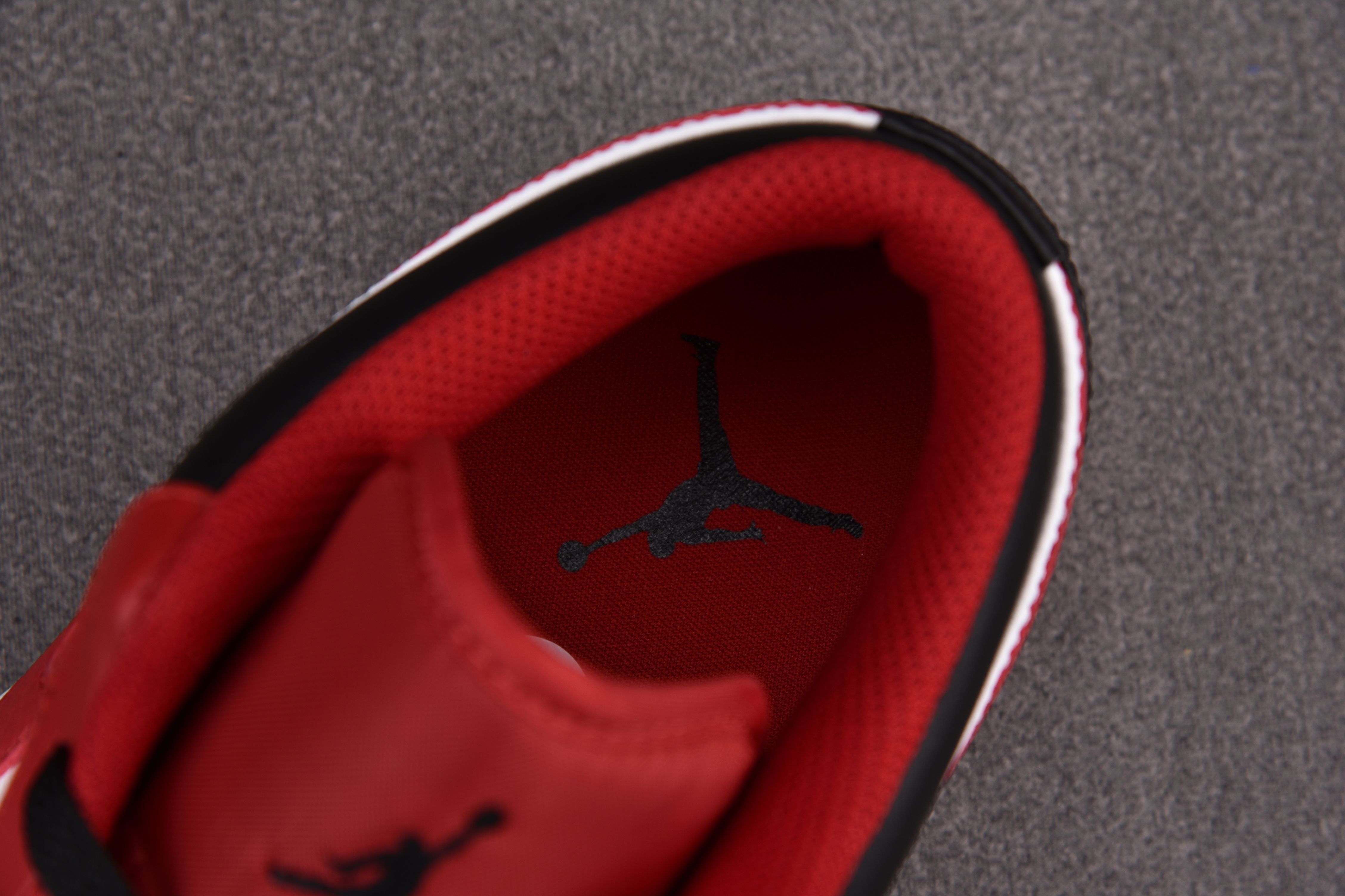 Jordan 1 Low Bulls