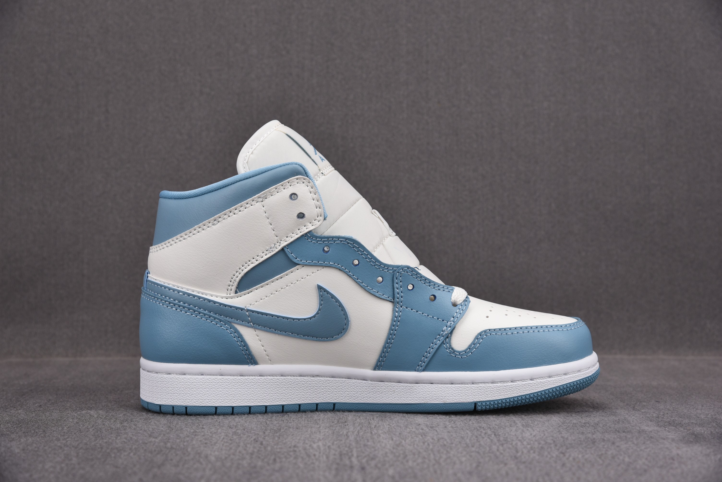 Jordan 1 Mid UNC (Women Size!!)