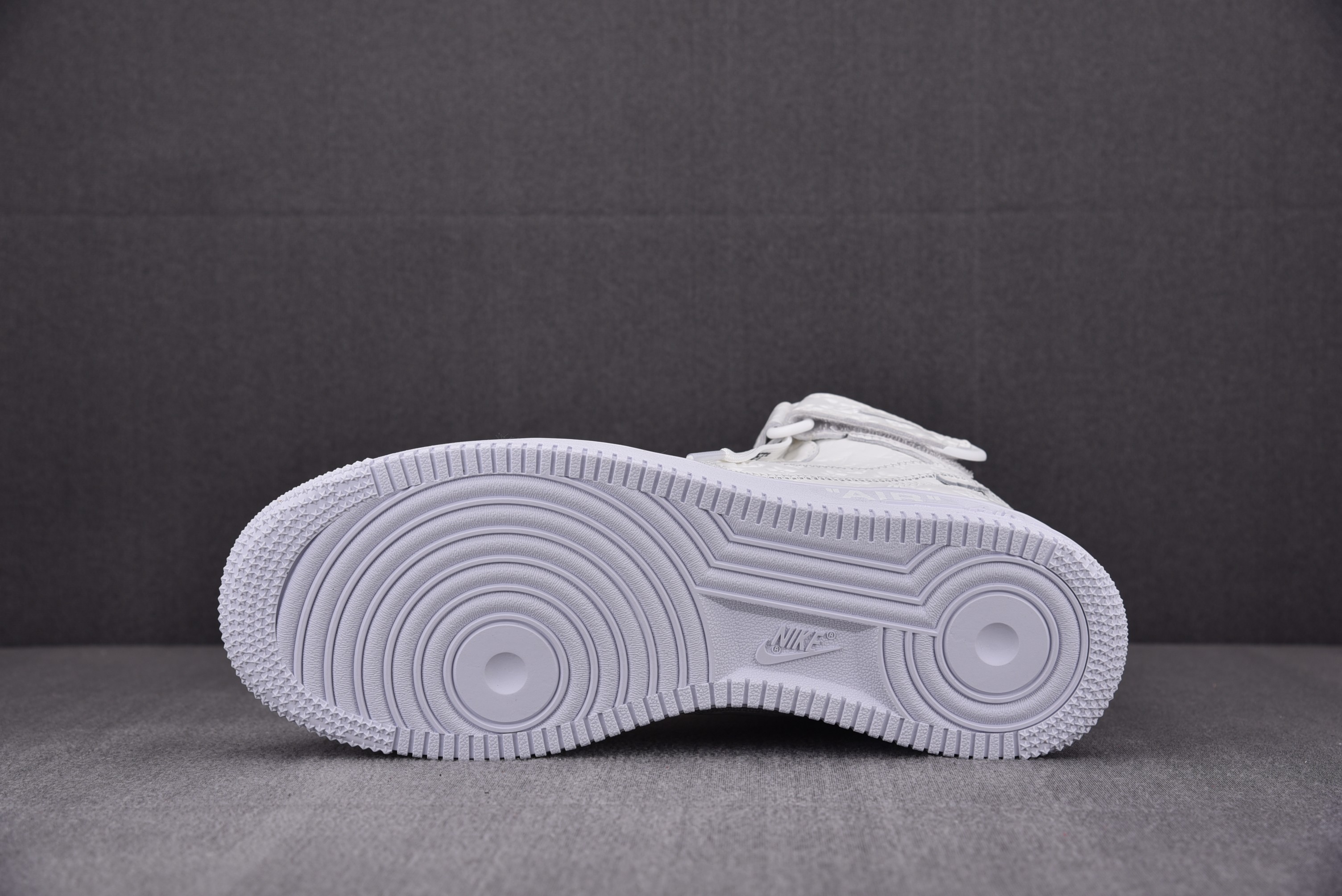 Nike Air Force 1 High Louis Vuitton   Monogram Triple White (Be careful about the size!!)