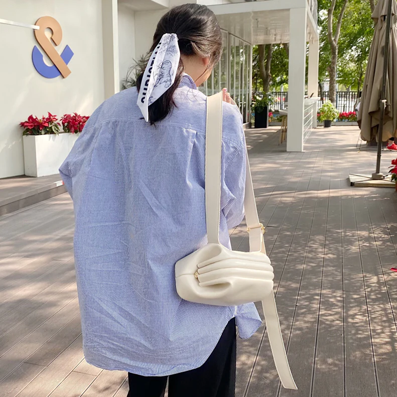 Clasp crossbody bag 0617