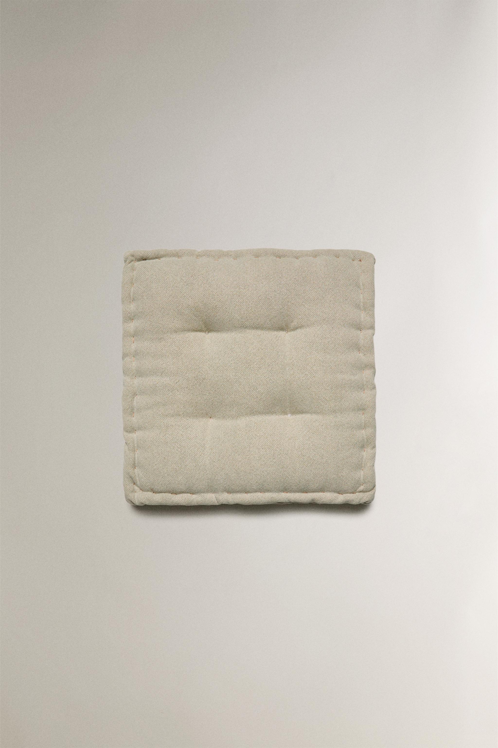 SEAT CUSHION WITH TOPSTITCHING