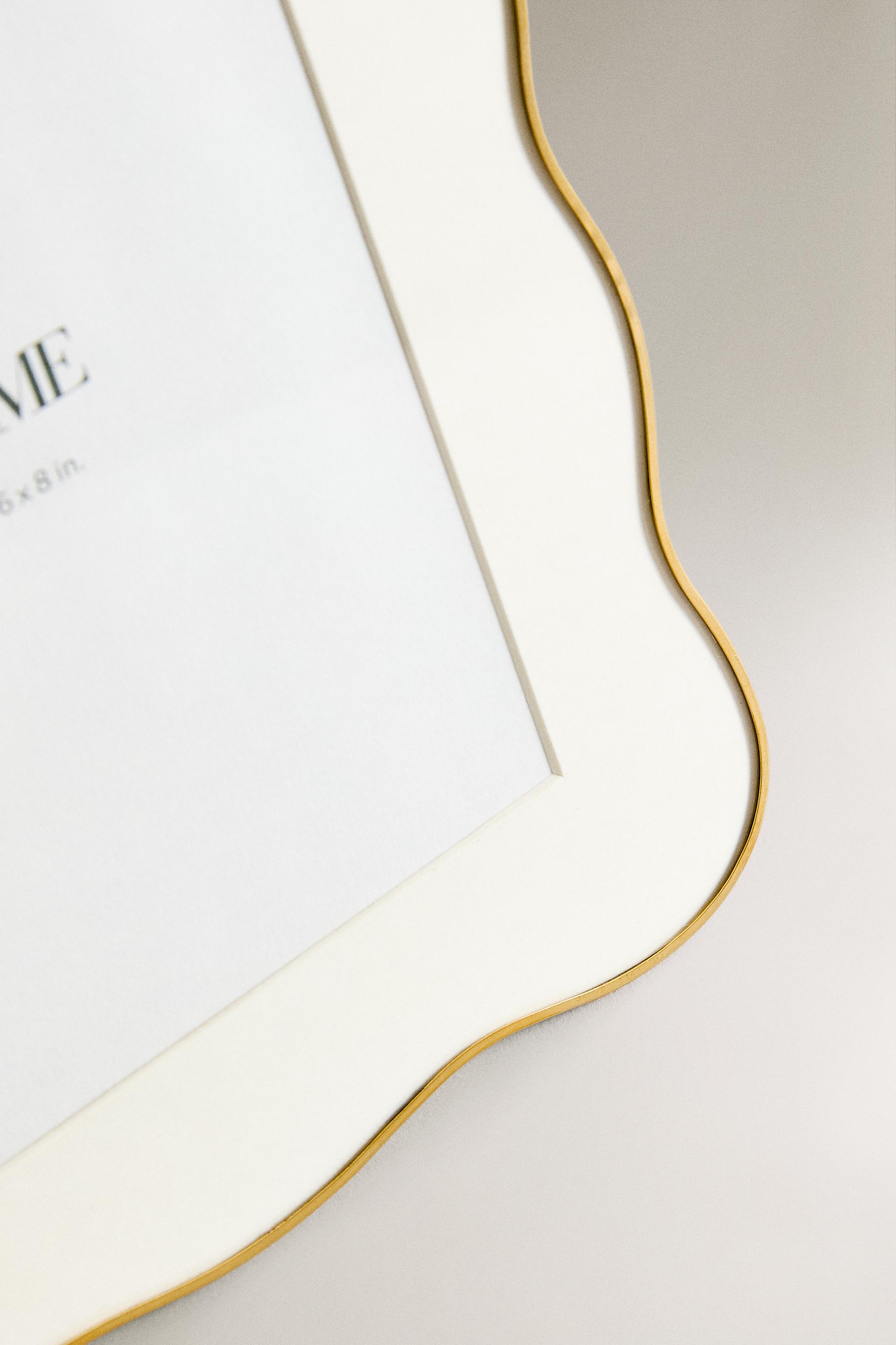 SCALLOPED METAL PICTURE FRAME