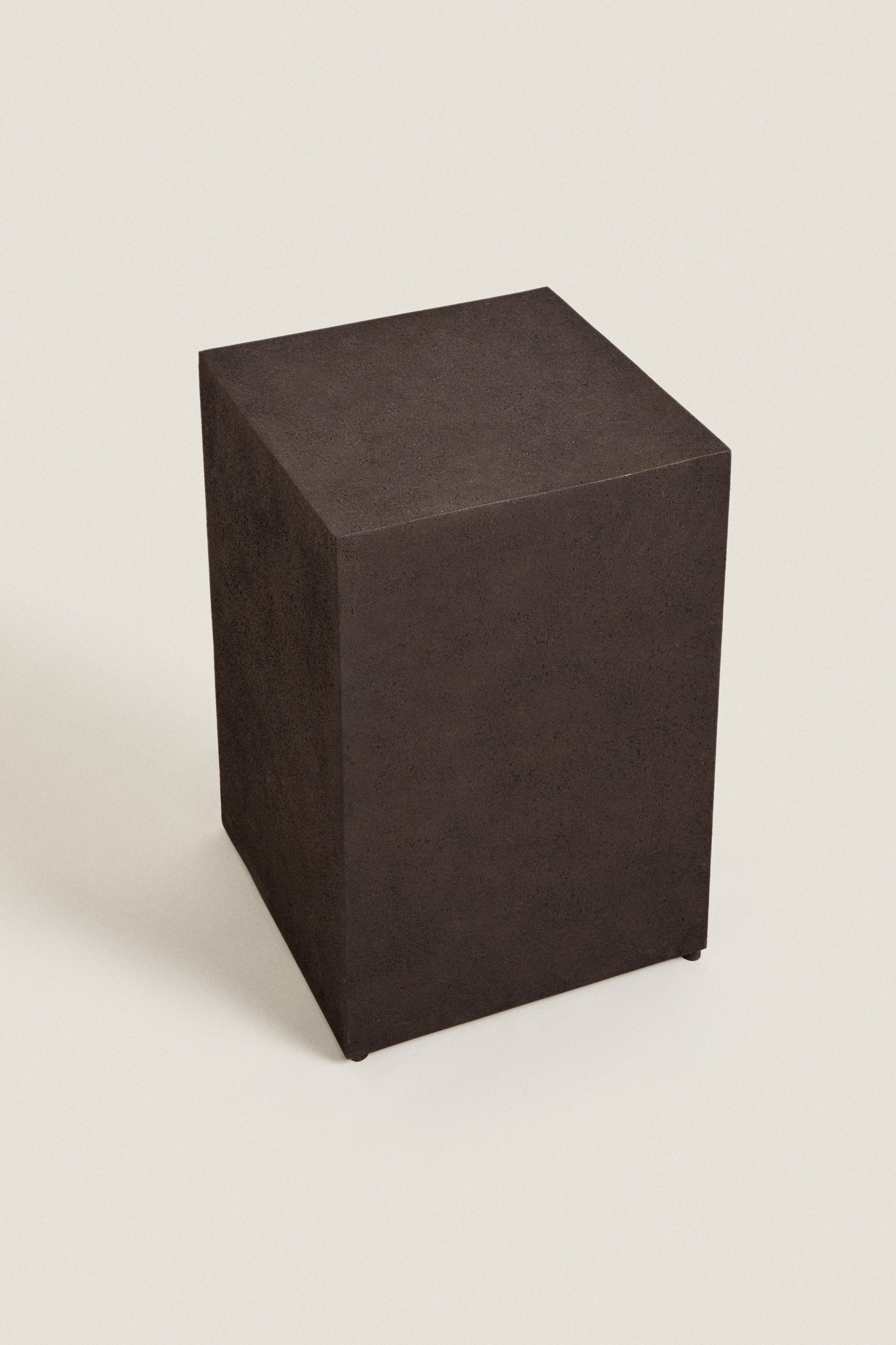 RECTANGULAR METAL PLINTH