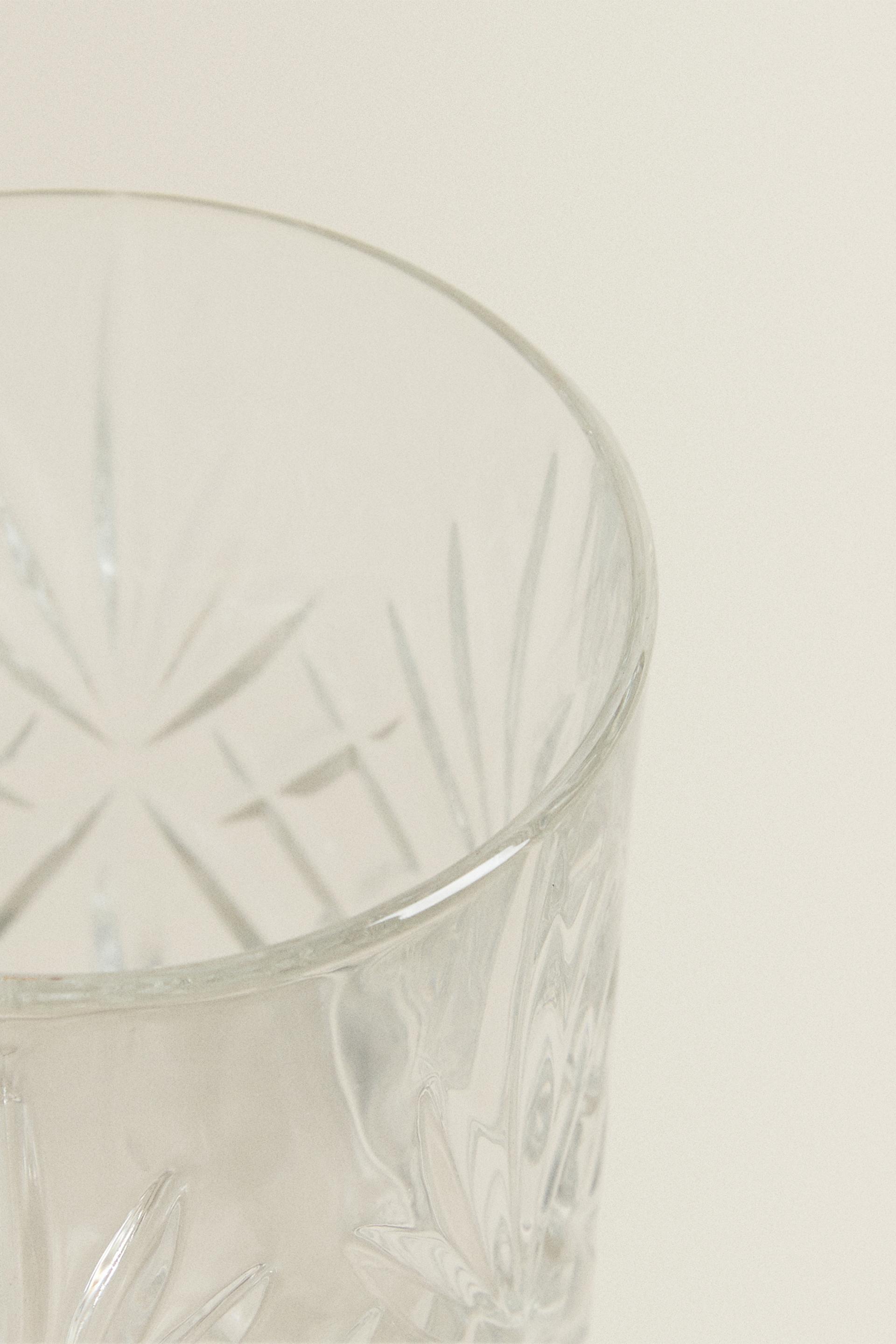 CRYSTALLINE TUMBLER WITH RAISED DESIGN
