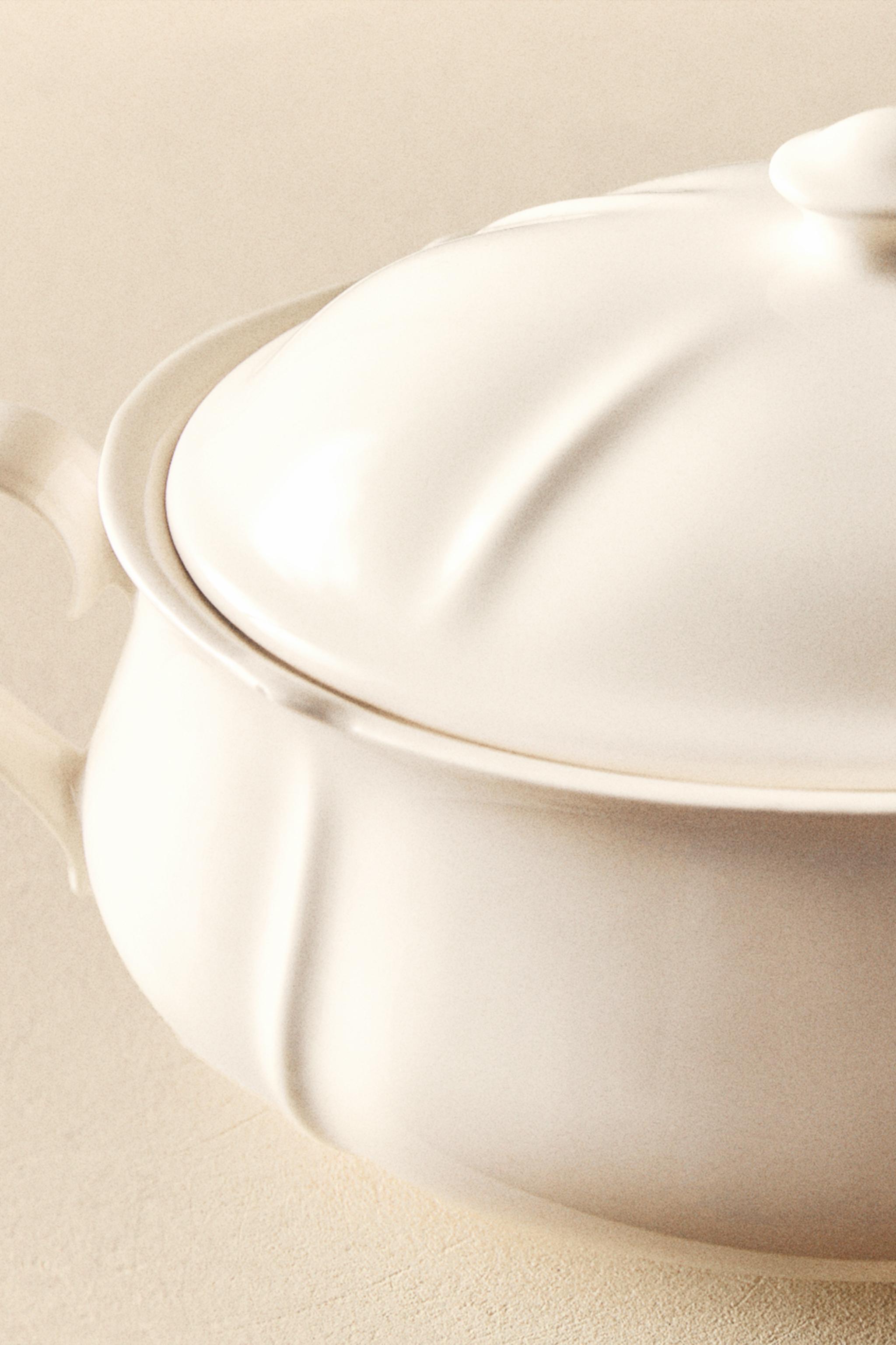 EARTHENWARE TUREEN WITH RAISED-DESIGN EDGE