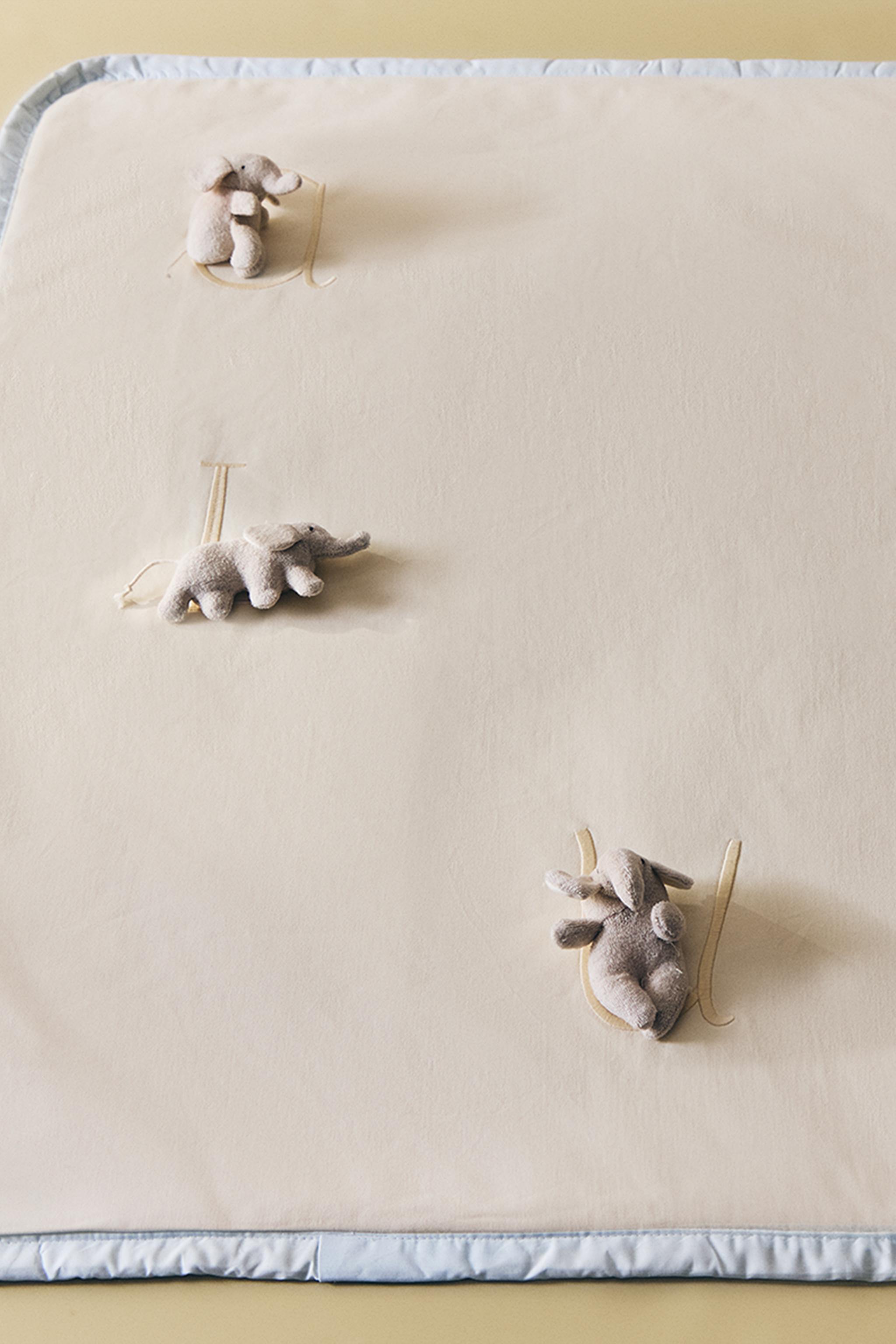 CHILDREN'S PLAY BLANKET WITH ELEPHANTS