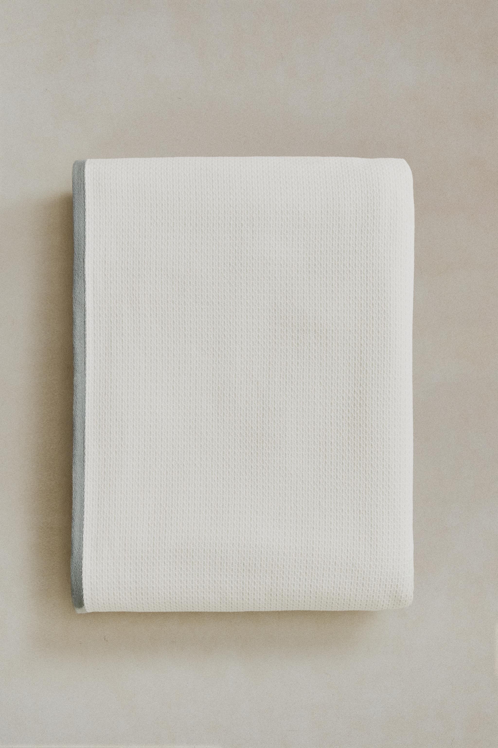 TEXTURED BATH TOWEL WITH TOPSTITCHING