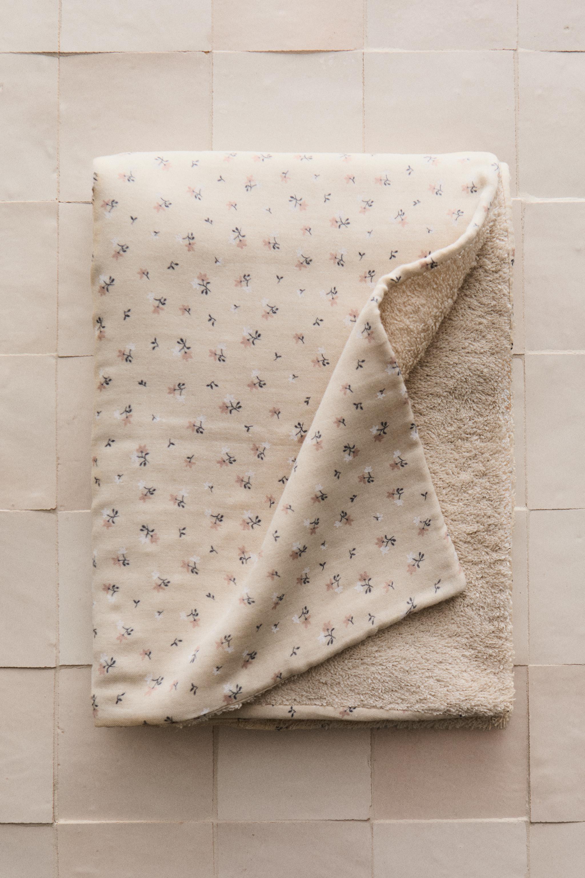 CHILDREN'S BATH TOWEL WITH TULIPS