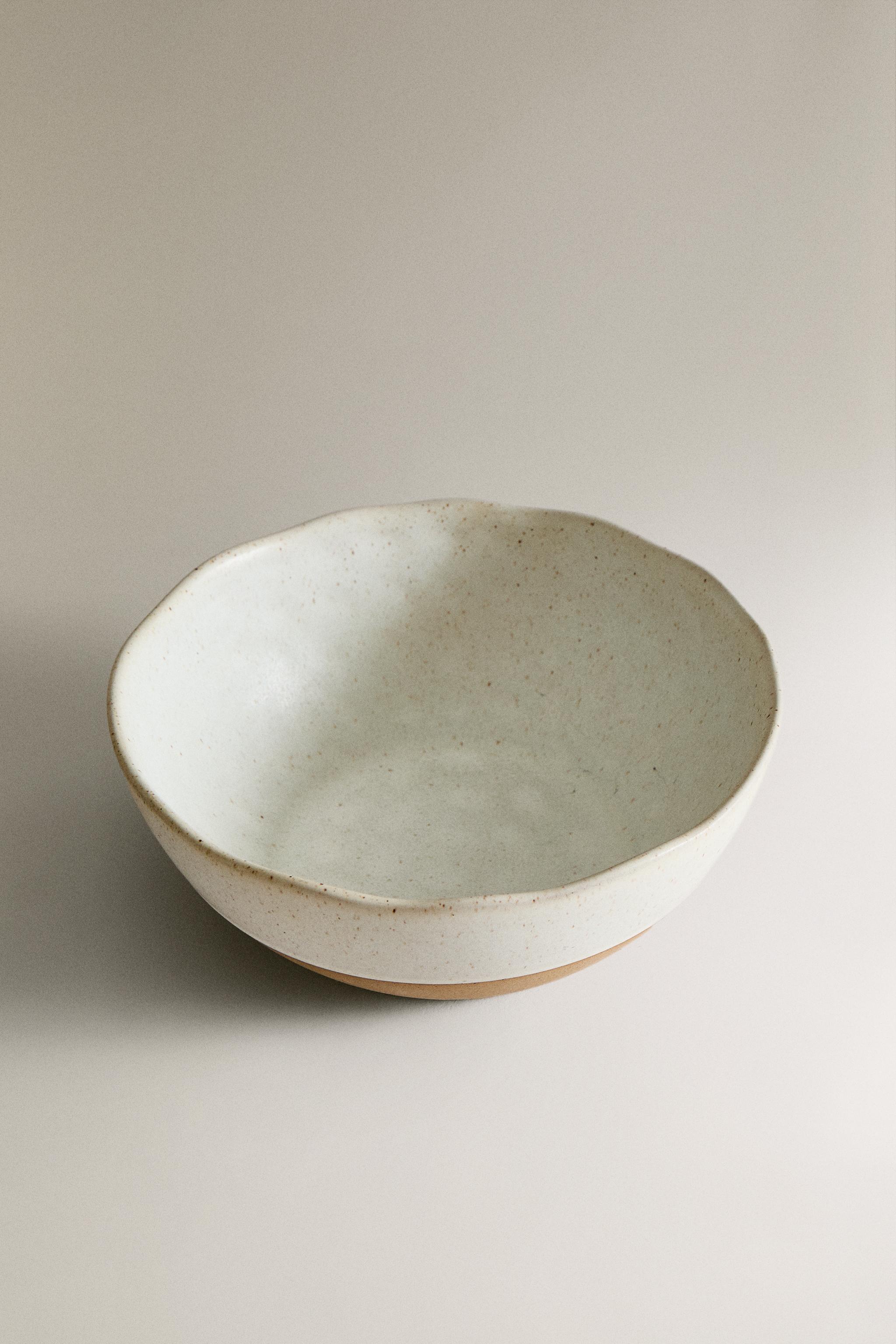 SALAD BOWL WITH RAISED DESIGN